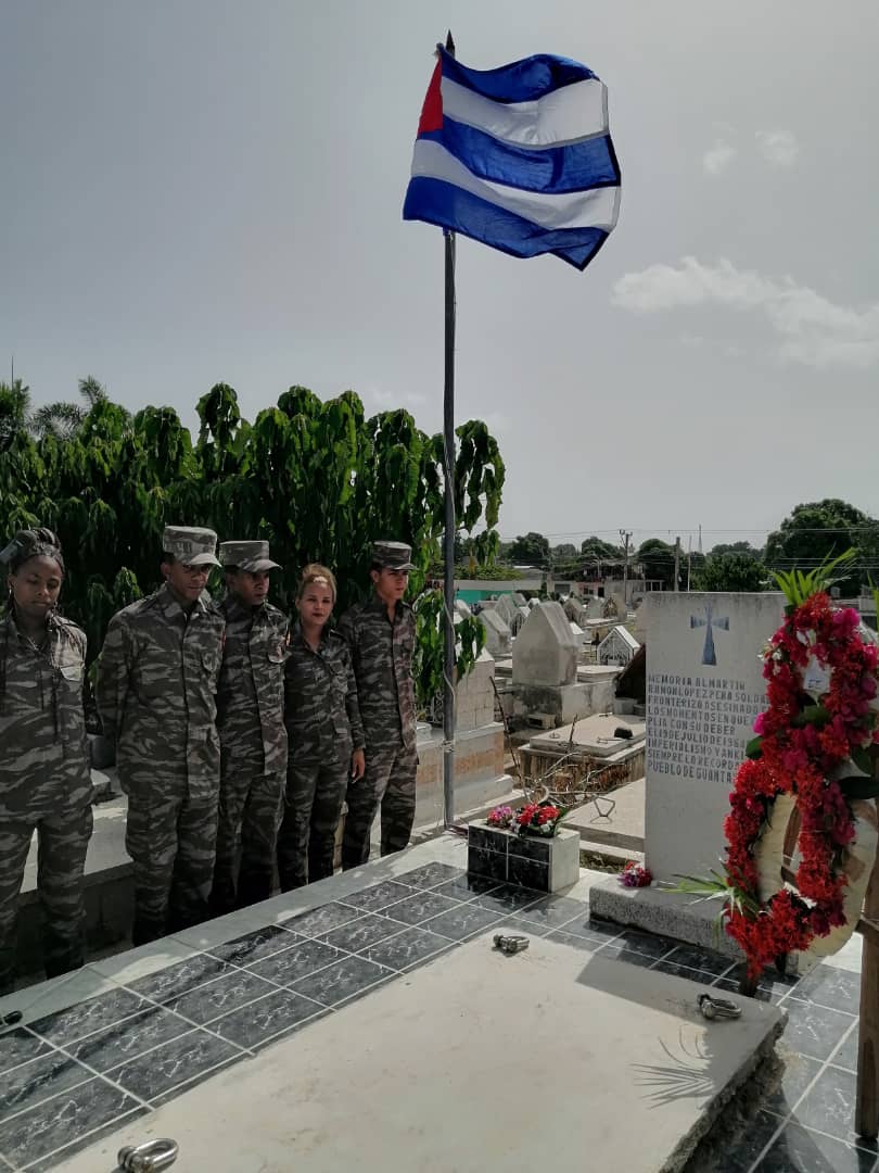 El eterno tributo de los jóvenes combatientes de la Brigada de la Frontera al mártir Ramón López Peña.
#Cuba