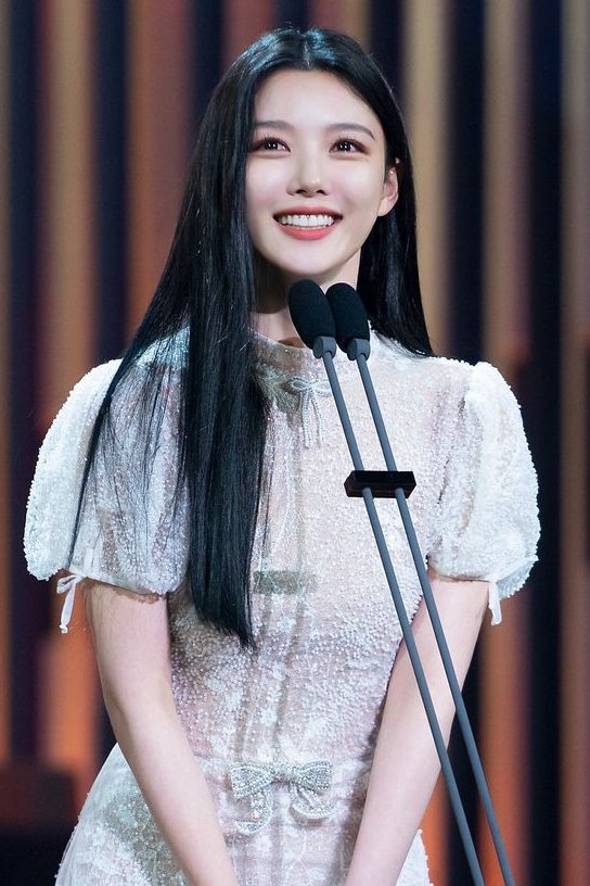 <a href="/EunaUna/">Jung Euna ᶜᵘᵗⁱᵉᵖᵃʷ — Work Only.</a> ️

Berbalutkan dress panjang berwarna putih hasil karya dari <a href="/sagessecouture/">𝑺𝒂𝒈𝒆𝒔𝒔𝒆</a>, Feibe berjalan menuju atas panggung. Pembawaannya yang elegan disertai dengan senyuman terpatri pada wajah mungilnya memberikan kesan ramah bagi sosok puan itu.

 ️