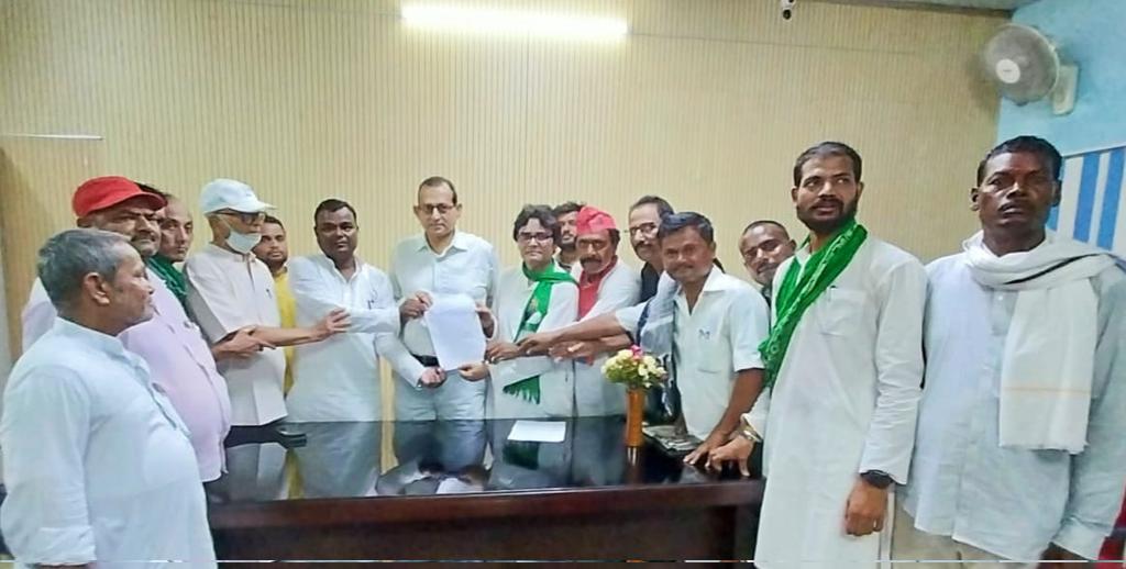 RamanYadav_RJD's tweet photo. बिहार में बढ़ते अपराध,भ्रष्टाचार, और लचर क़ानून व्यवस्था के ख़िलाफ़ जिला राजद कार्यालय से अररिया जिला मुख्यालय तक #India गठबंधन द्वारा प्रतिरोध मार्च निकाला गया और जिला प्रशासन को प्रतिवेदन देकर विरोध दर्ज़ किया गया। https://t.co/tJUmJAaD3H