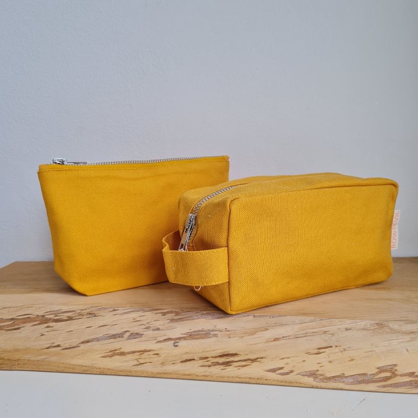 PureCoverz's tweet image. Voor in de vakantie koffer
bit.ly/3UM3KoY
Perfect voor je toiletspulletjes, dagelijkse cosmetica of voor wat medicijnen of andere spulletjes die je handig bij elkaar wilt hebben. Ze zijn er in allerlei maten, gemaakt van biologisch katoen. 
#toilettas #GOTS #biokatoen