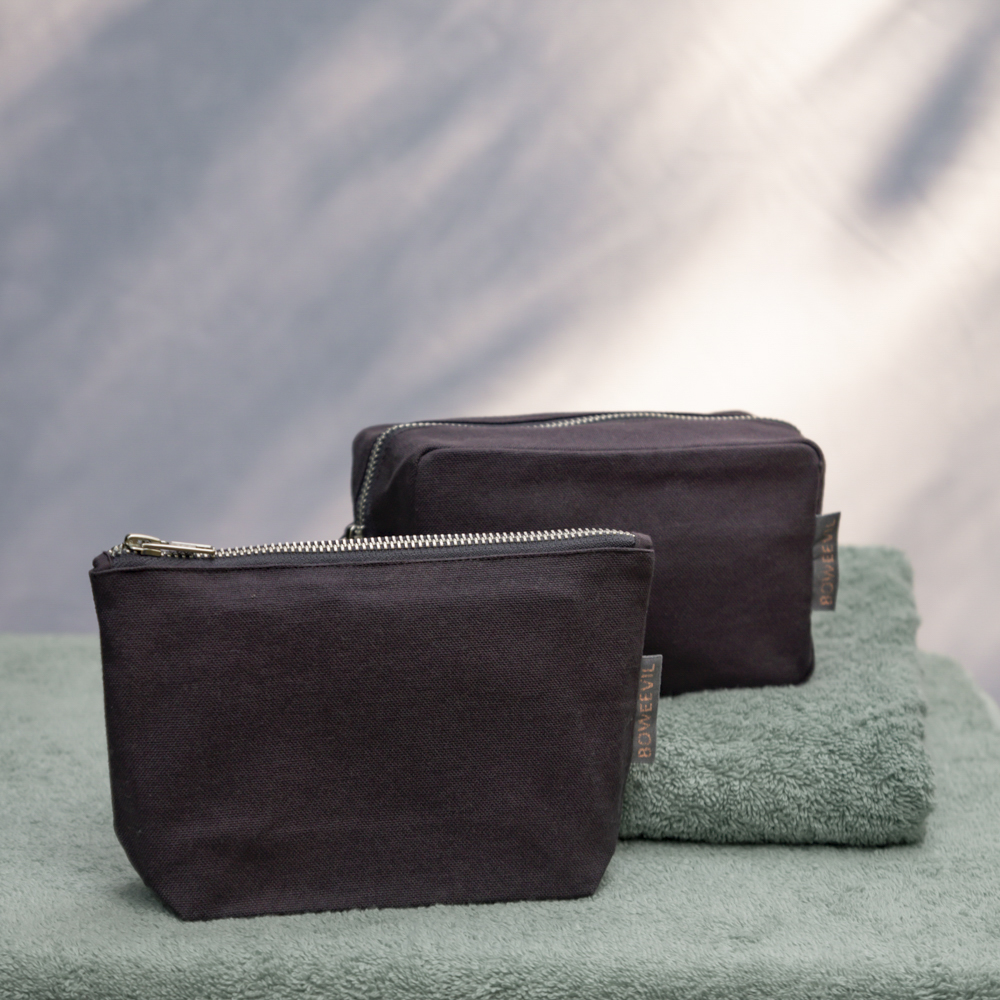 PureCoverz's tweet image. Voor in de vakantie koffer
bit.ly/3UM3KoY
Perfect voor je toiletspulletjes, dagelijkse cosmetica of voor wat medicijnen of andere spulletjes die je handig bij elkaar wilt hebben. Ze zijn er in allerlei maten, gemaakt van biologisch katoen. 
#toilettas #GOTS #biokatoen