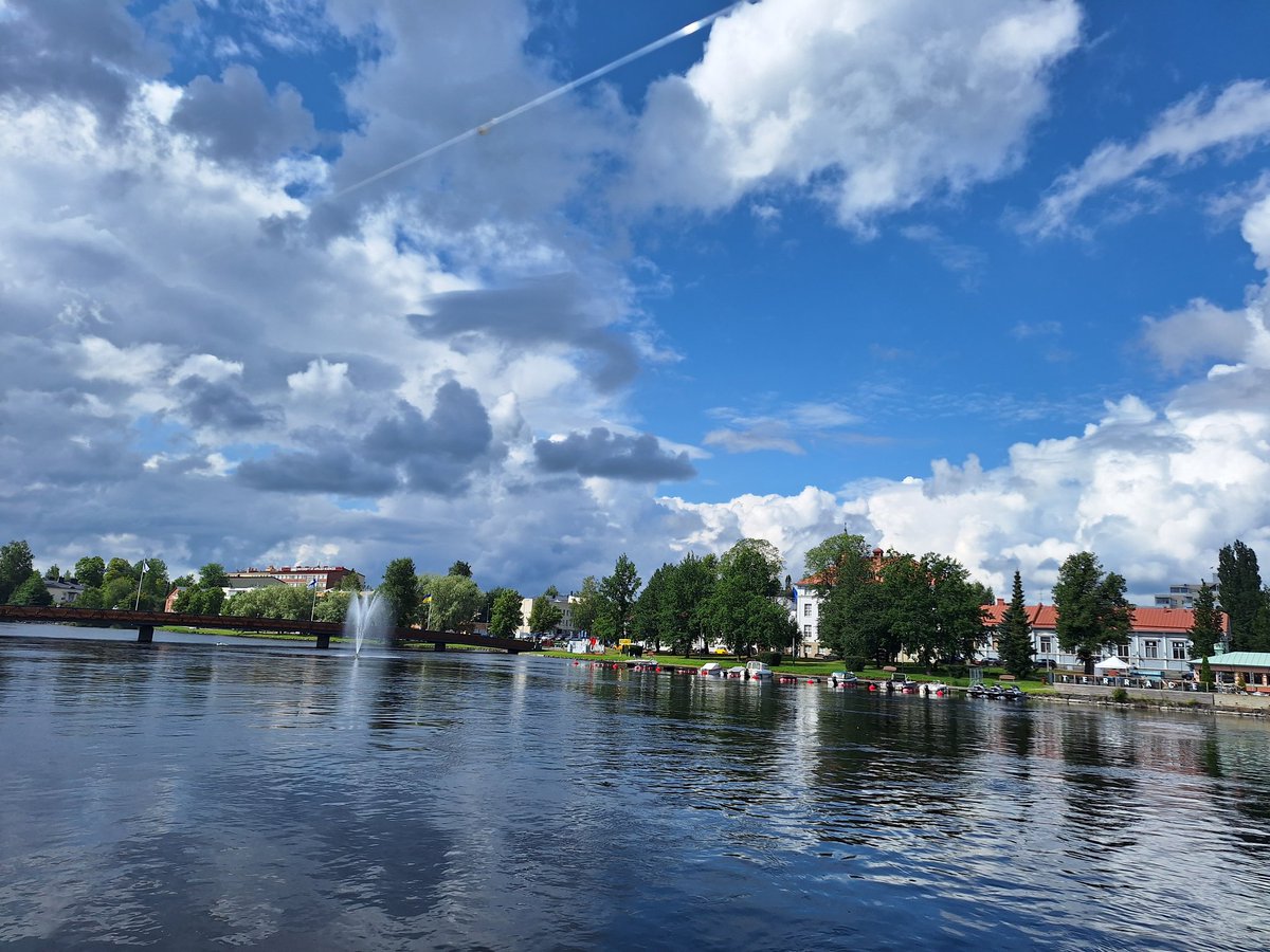 jaanakorppi's tweet image. En nyt kerinnyt vuotuiseen kesähuutokauppaan Silvolaan, missä Eirankairan rouvat huutavat  Karhulan lasipurnukasta enemmän kuin tammimööpeleistä.

Mutta kylille valuin. Lounasmuikut vakiopaikassa Kalastajan kojussa. #menovinkki