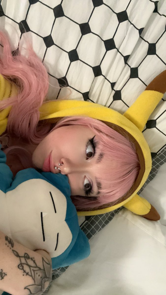 GoddessRuee's tweet photo. Would you choose me or snorlax? 💛
#pokemon #Pikachu https://t.co/55qzKZbS2Y
