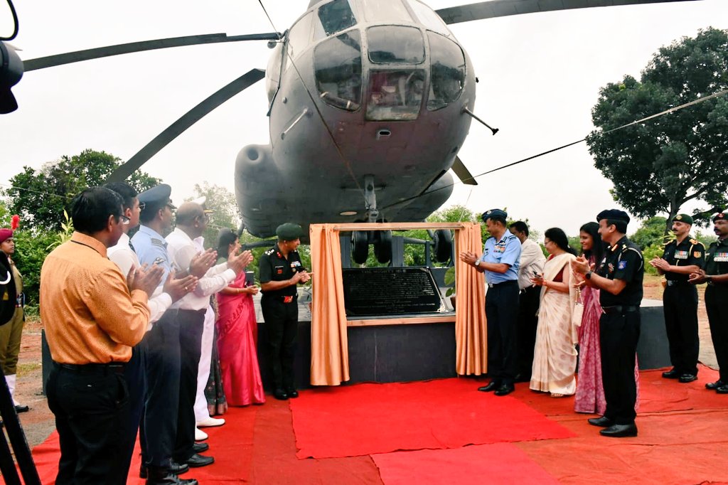 DefencePROTvm's tweet photo. Air Mrshl B Manikantan AVSM, VM, AOC-in-C @IafSac dedicated Mi -8 Helicopter to the SanikSchool #Kazhakootam for display during the OBA Reunion Day celebrations. Brig Salil MP Stn CDR #Pangode Military Stn, Col Dheerendra Kumar, Principal & others were present @giridhararamane https://t.co/9WMwl61DYp