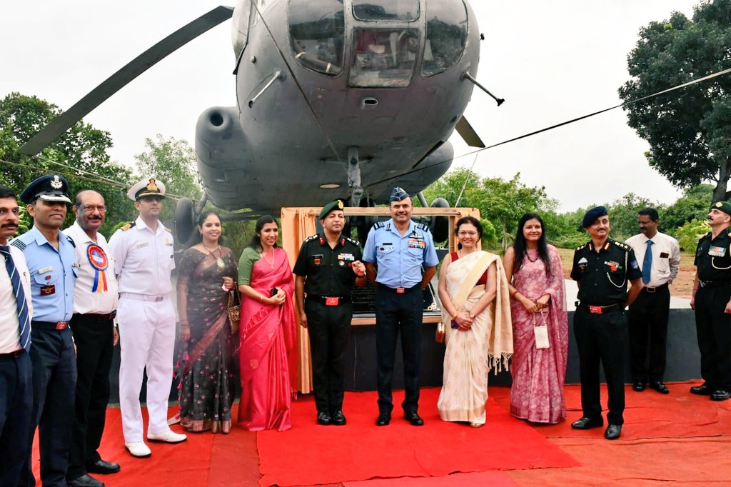 DefencePROTvm's tweet photo. Air Mrshl B Manikantan AVSM, VM, AOC-in-C @IafSac dedicated Mi -8 Helicopter to the SanikSchool #Kazhakootam for display during the OBA Reunion Day celebrations. Brig Salil MP Stn CDR #Pangode Military Stn, Col Dheerendra Kumar, Principal & others were present @giridhararamane https://t.co/9WMwl61DYp