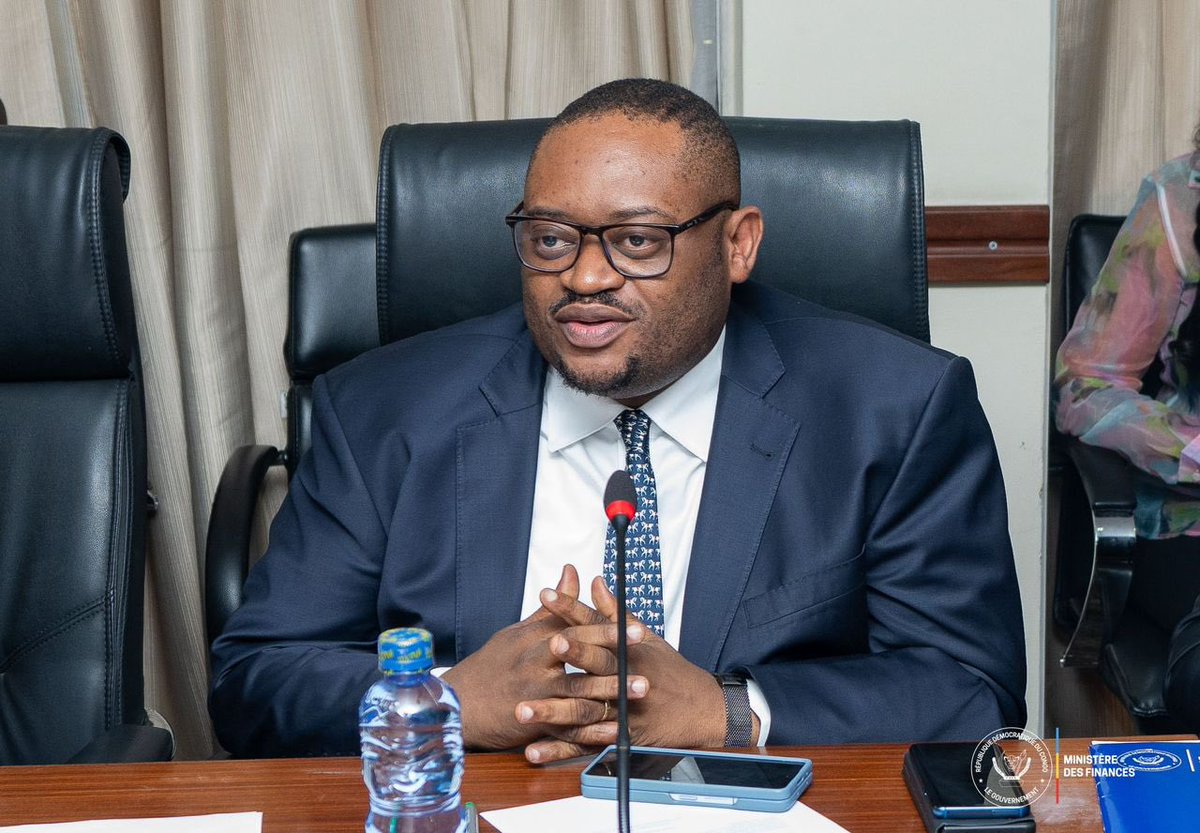 celeste_fficiel's tweet photo. #RDC Le Ministre des Finances, @LikundeR , a présidé une réunion le 18 juillet sur la gestion des fonds du projet #SICOMINES. En présence du Vice-Ministre du Budget, la Vice-Ministre des Finances, le Gouverneur de la Banque Centrale du Congo et #APCSC… https://t.co/F9OznsUAE2