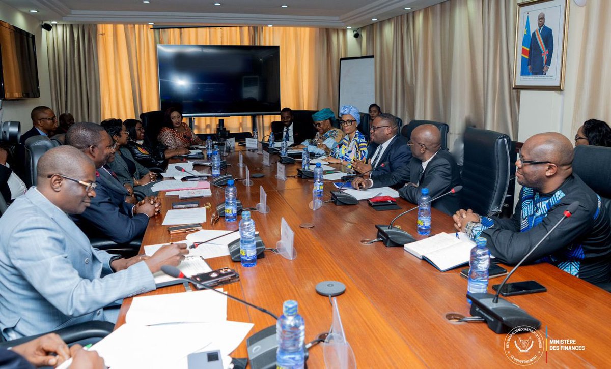 celeste_fficiel's tweet photo. #RDC Le Ministre des Finances, @LikundeR , a présidé une réunion le 18 juillet sur la gestion des fonds du projet #SICOMINES. En présence du Vice-Ministre du Budget, la Vice-Ministre des Finances, le Gouverneur de la Banque Centrale du Congo et #APCSC… https://t.co/F9OznsUAE2