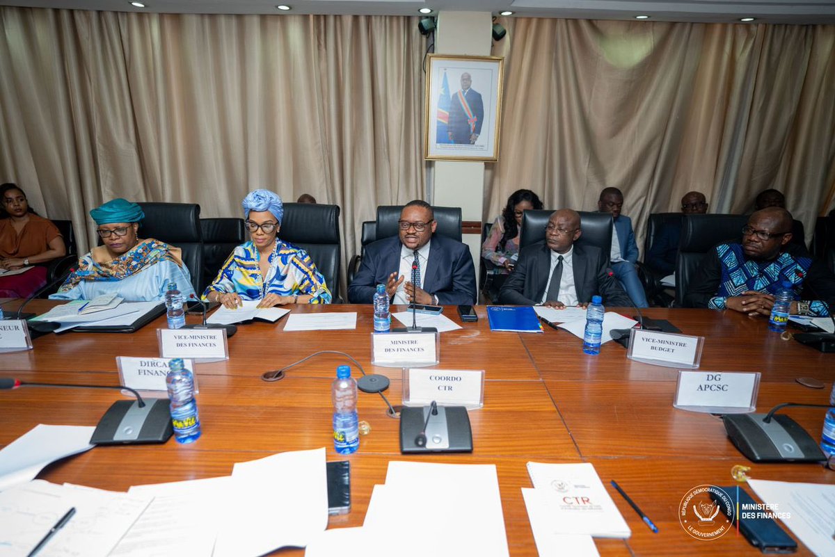 celeste_fficiel's tweet photo. #RDC Le Ministre des Finances, @LikundeR , a présidé une réunion le 18 juillet sur la gestion des fonds du projet #SICOMINES. En présence du Vice-Ministre du Budget, la Vice-Ministre des Finances, le Gouverneur de la Banque Centrale du Congo et #APCSC… https://t.co/F9OznsUAE2