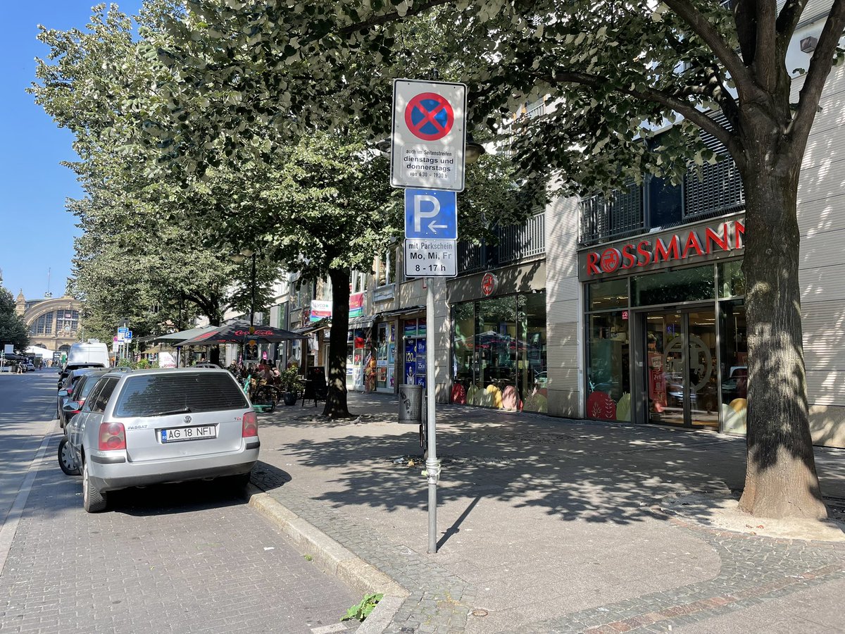 fkk_world's tweet photo. フランクフルト中央駅地下は再開発？のためか店舗が全て閉店しています。コンビニご利用の際は、ロスマンカイザー通り支店をご利用下さい。駅から直線で200m位です😆 https://t.co/tUxmGBO0Hy