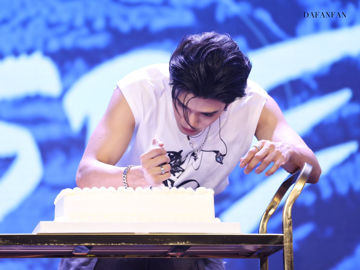 DAFANFAN_FF's tweet photo. 做蛋糕真的太帅了！！！🎂
#netsiraphop 
#NetFanMeetingInJiNan https://t.co/93CJwi72A0