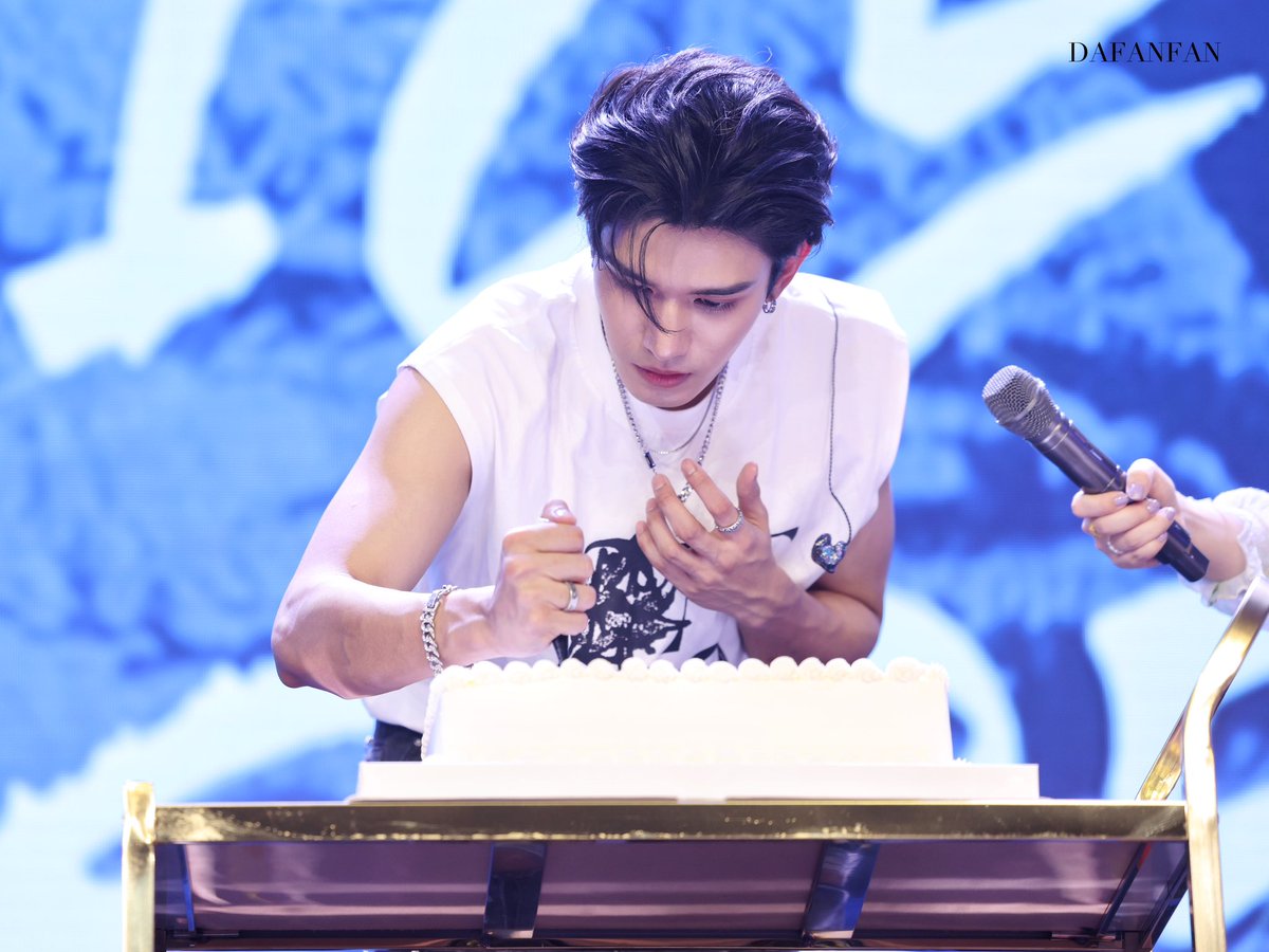 DAFANFAN_FF's tweet photo. 做蛋糕真的太帅了！！！🎂
#netsiraphop 
#NetFanMeetingInJiNan https://t.co/93CJwi72A0