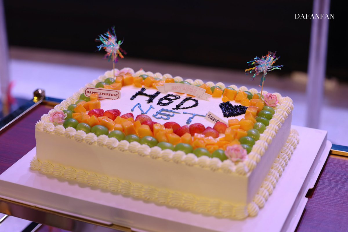 DAFANFAN_FF's tweet photo. 做蛋糕真的太帅了！！！🎂
#netsiraphop 
#NetFanMeetingInJiNan https://t.co/93CJwi72A0