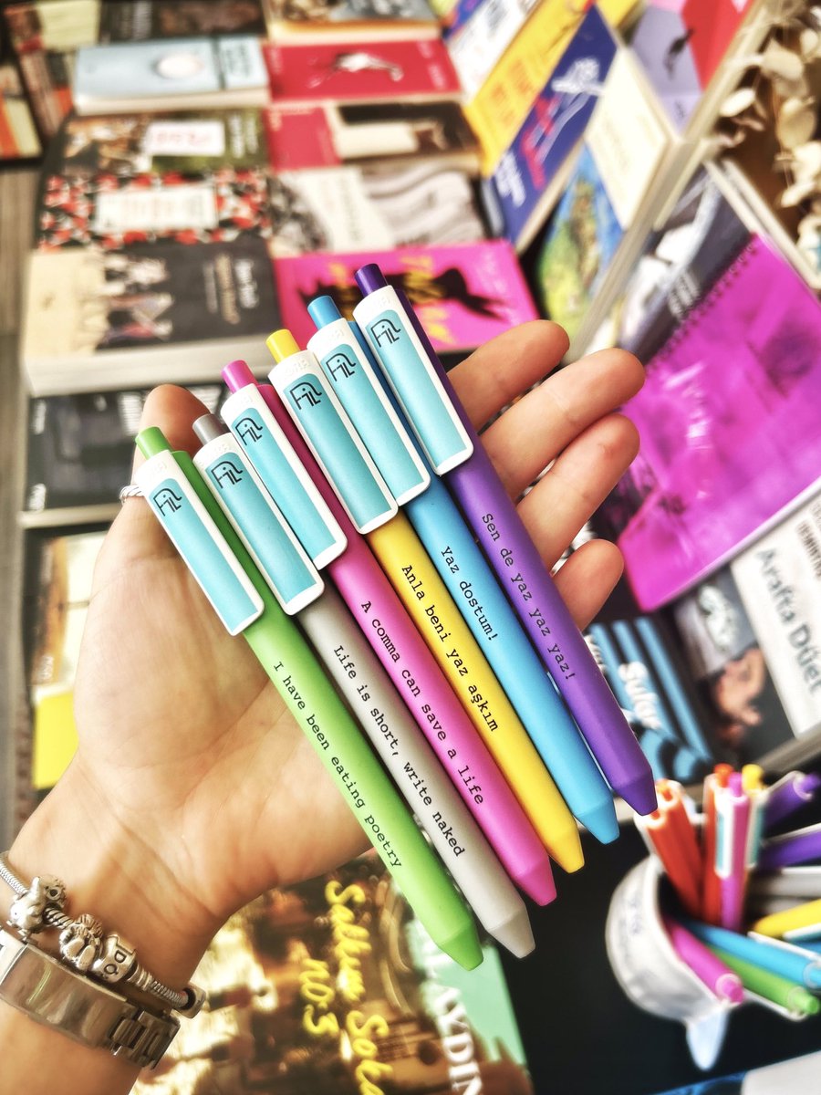 Kardeş kitapçımız, biriciğimiz canımız FiLBooks’un tasarladığı tükenmez kalemler (ve paylaşmaya can attığımız sürpriz kitaplar) şimdi Bunko’da! 💙💚