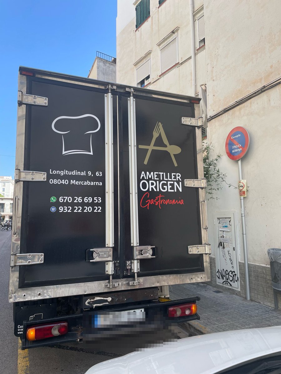 firstisa's tweet photo. @AmetllerOrigen sis plau demaneu als vostres repartidors que no deixin els vehicles aparcats a les places de minusvàlid… i menys a aquelles senyalitzades amb matrícula. Gràcies https://t.co/Pyg7YI6CEa