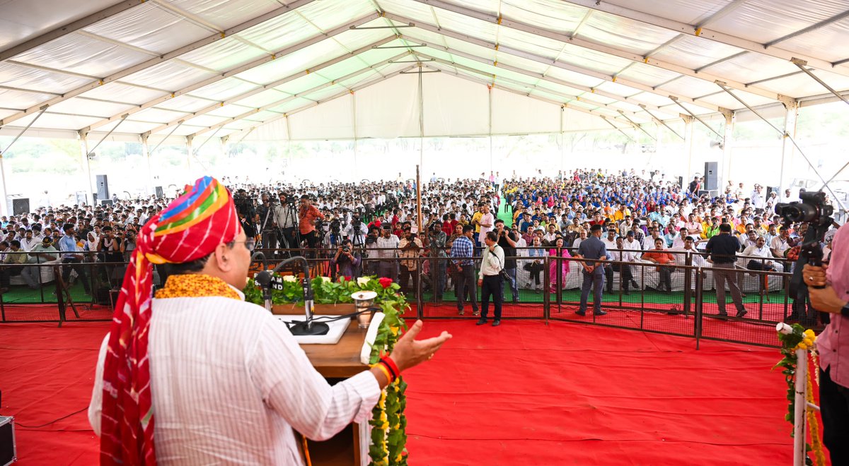 BhajanlalBjp's tweet photo. आओ मिलकर वृक्ष लगाएं,
हरा-भरा राजस्थान बनाएं...

आज हिंगोलिया गौशाला में पर्यावरण संरक्षण एवं संवर्धन की दिशा में प्रदेशव्यापी ‘‘मुख्यमंत्री वृक्षारोपण महा अभियान’’ एवं ‘‘एक पेड़ मां के नाम’’ अभियान का शुभारंभ किया।  
प्रकृति और पर्यावरण का संरक्षण करके, हम न केवल सृष्टि की रक्षा कर पाएंगे, अपितु सम्पूर्ण जीव जगत के लिए एक समृद्ध एवं सुखद जीवन की स्थापना में भी सफल होंगे।

आप सभी देवतुल्य प्रदेशवासी भी "हरित राजस्थान - विकसित राजस्थान" के संकल्प की पूर्ति हेतु इन अभियानों में सक्रिय सहभागिता निभाएँ तथा वात्सल्य एवं प्रेम की प्रतीक मातृस्वरूप प्रकृति के संरक्षण एवं संवर्धन के लिए अवश्य वृक्षारोपण करें।

#आपणो_अग्रणी_राजस्थान 
#एक_पेड़_मां_के_नाम #Rajasthan