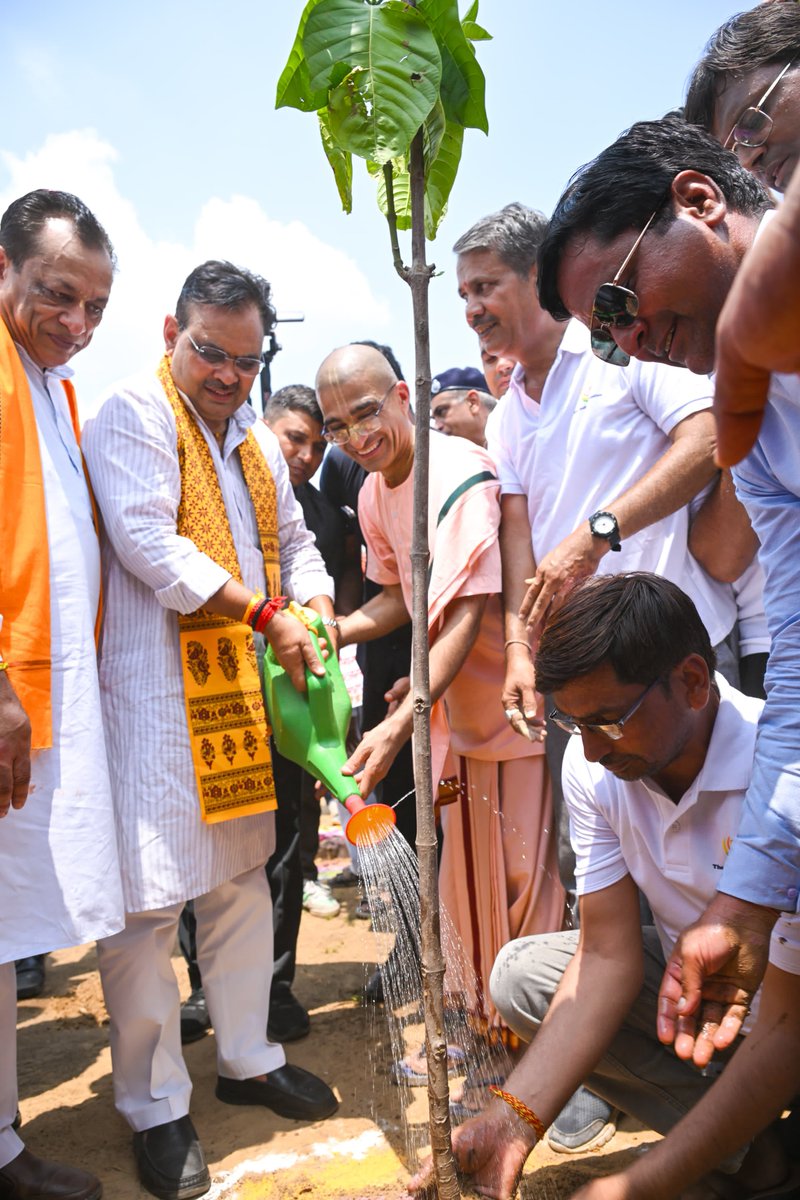 BhajanlalBjp's tweet photo. आओ मिलकर वृक्ष लगाएं,
हरा-भरा राजस्थान बनाएं...

आज हिंगोलिया गौशाला में पर्यावरण संरक्षण एवं संवर्धन की दिशा में प्रदेशव्यापी ‘‘मुख्यमंत्री वृक्षारोपण महा अभियान’’ एवं ‘‘एक पेड़ मां के नाम’’ अभियान का शुभारंभ किया।  
प्रकृति और पर्यावरण का संरक्षण करके, हम न केवल सृष्टि की रक्षा कर पाएंगे, अपितु सम्पूर्ण जीव जगत के लिए एक समृद्ध एवं सुखद जीवन की स्थापना में भी सफल होंगे।

आप सभी देवतुल्य प्रदेशवासी भी "हरित राजस्थान - विकसित राजस्थान" के संकल्प की पूर्ति हेतु इन अभियानों में सक्रिय सहभागिता निभाएँ तथा वात्सल्य एवं प्रेम की प्रतीक मातृस्वरूप प्रकृति के संरक्षण एवं संवर्धन के लिए अवश्य वृक्षारोपण करें।

#आपणो_अग्रणी_राजस्थान 
#एक_पेड़_मां_के_नाम #Rajasthan
