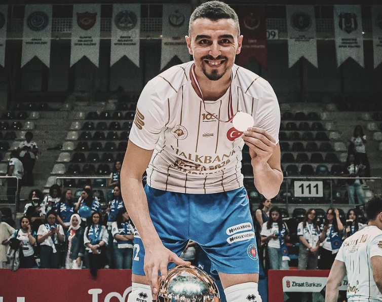 voleybolunsesi's tweet photo. ⚪️🔵 Son şampiyon Halkbank, tecrübeli smaçörünü bırakmadı 
🔗https://t.co/TKNM3ADhJJ https://t.co/YfKfMe2Nwk