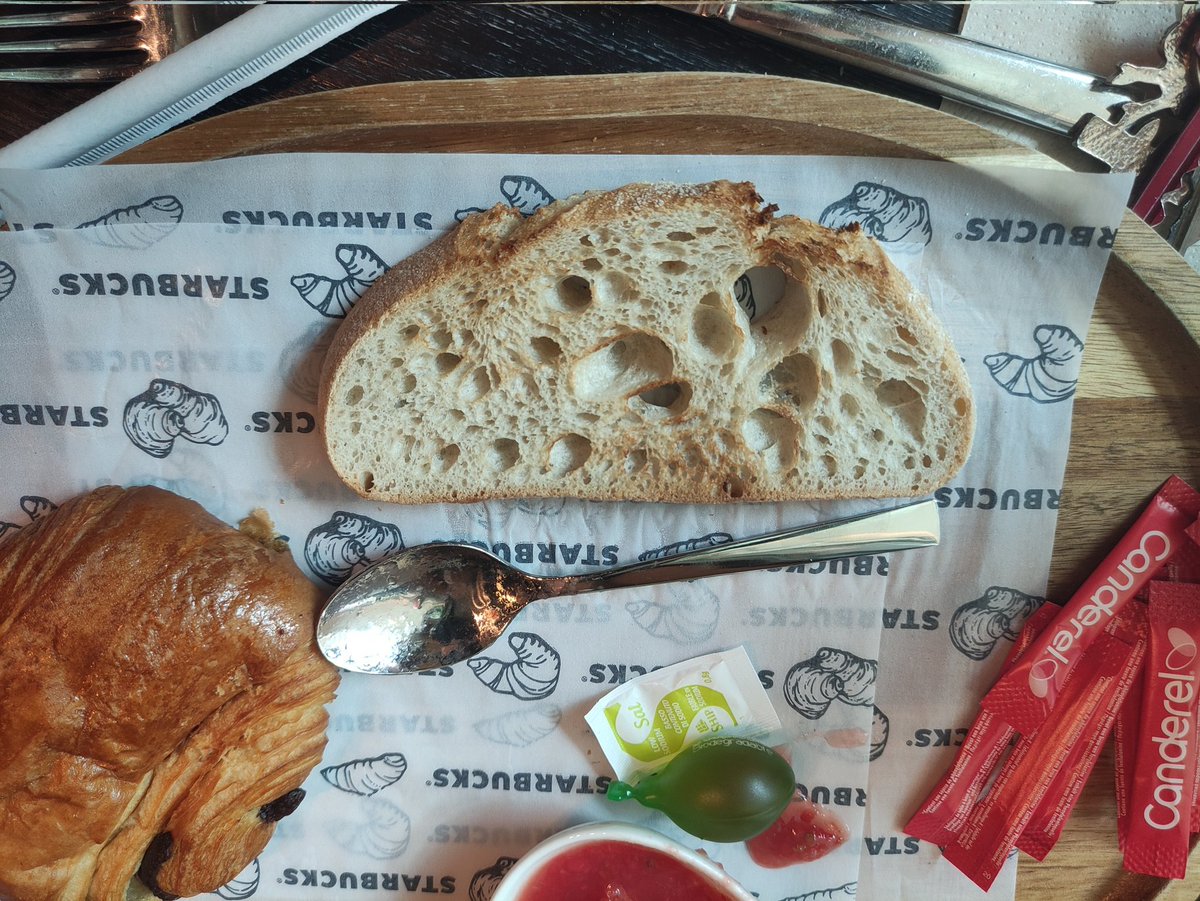 ESTHERMINI26's tweet photo. Me parece lamentable que llegue al Starbucks del centro comercial de la gavia y me pongan está mini tostada si es que se le puede llamar así, se lo diga a la chica y me diga que, es que no quedan más es la última. ¿Cómo? Después de lo que pago por mi desayuno? https://t.co/Y5z45MbcZw