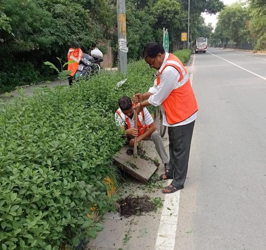 tweetndmc's tweet photo. #NDMC has launched an intensive drive from 20.07.2024 to 22.07.2024 to check and clean all 8704 bell mouths alongside roads in its area to prevent water logging incidents during the ongoing monsoon season.
NDMC - सेवा में तत्पर सदैव
#CleanNDMC https://t.co/w2OrDGYiSV