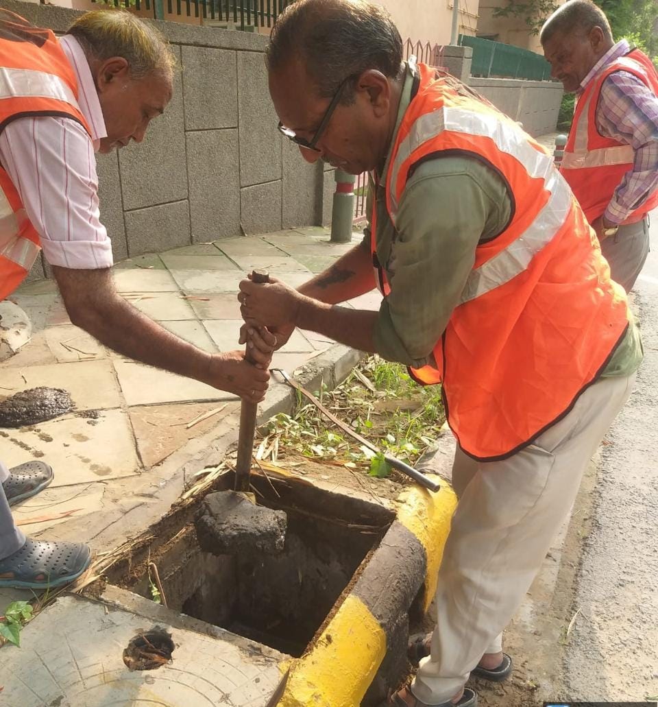 tweetndmc's tweet photo. #NDMC has launched an intensive drive from 20.07.2024 to 22.07.2024 to check and clean all 8704 bell mouths alongside roads in its area to prevent water logging incidents during the ongoing monsoon season.
NDMC - सेवा में तत्पर सदैव
#CleanNDMC https://t.co/w2OrDGYiSV