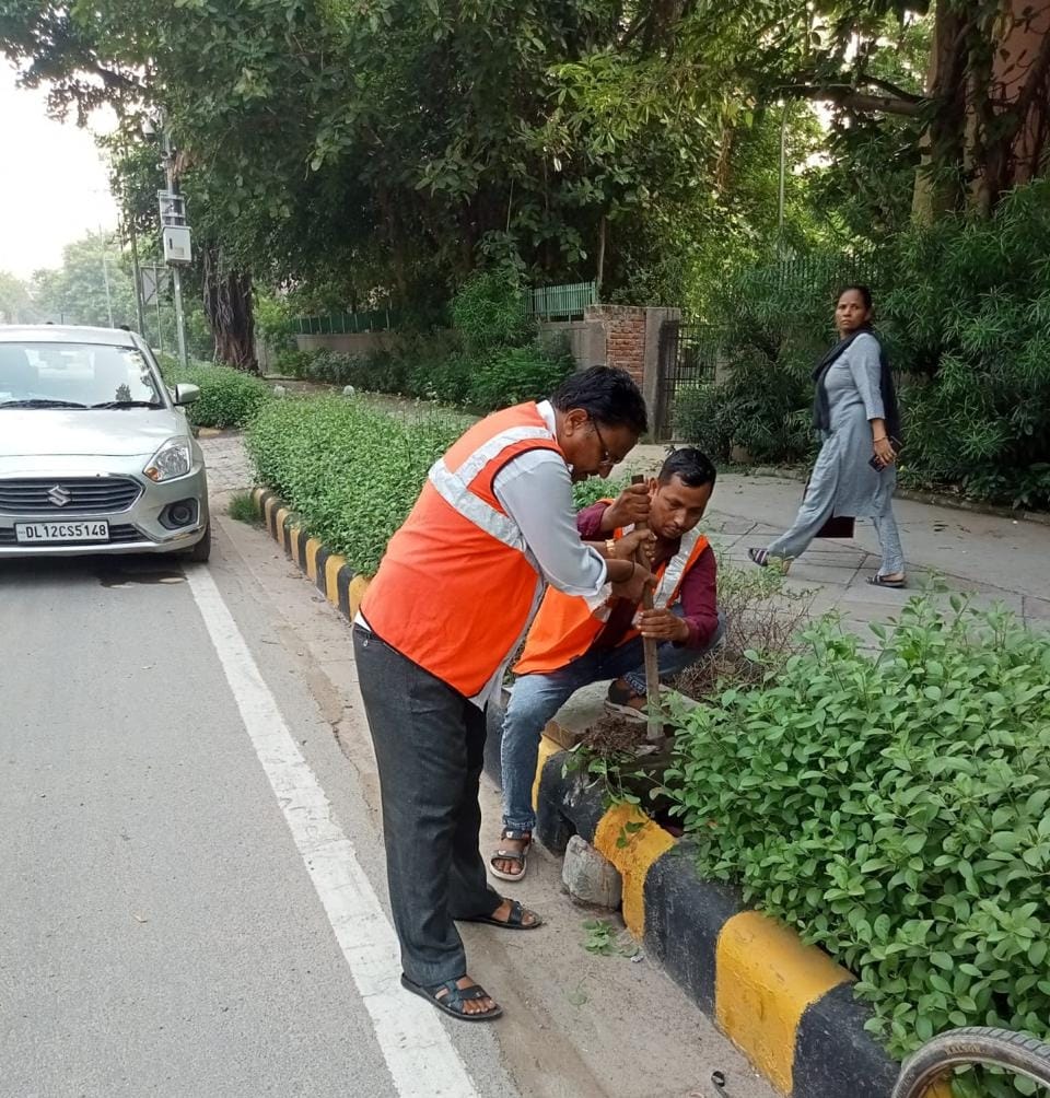 tweetndmc's tweet photo. #NDMC has launched an intensive drive from 20.07.2024 to 22.07.2024 to check and clean all 8704 bell mouths alongside roads in its area to prevent water logging incidents during the ongoing monsoon season.
NDMC - सेवा में तत्पर सदैव
#CleanNDMC https://t.co/w2OrDGYiSV