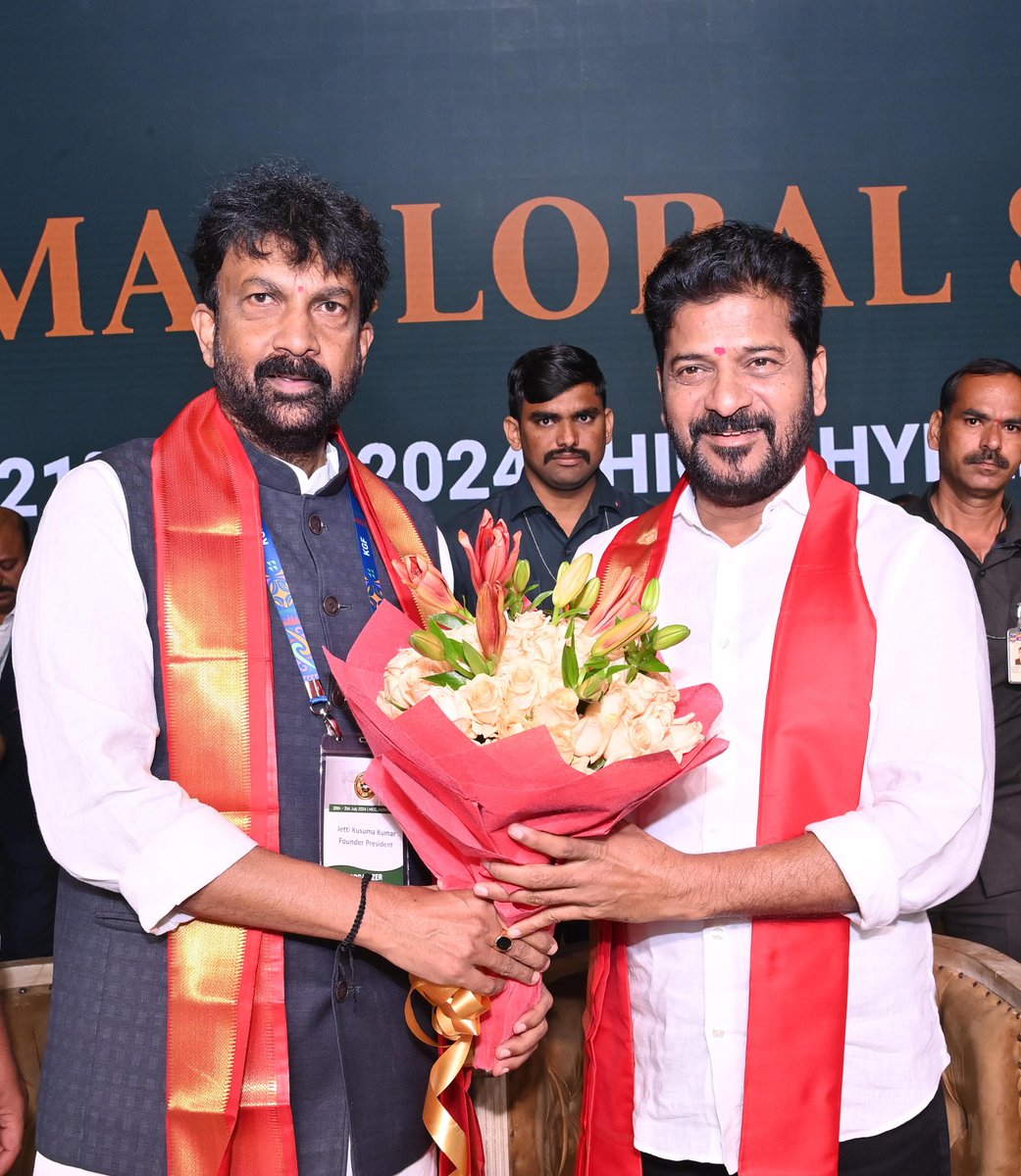 TelanganaCMO's tweet photo. #Hyderabad నగరాన్ని విశ్వనగరంగా తీర్చిదిద్దడానికి అవసరమైన ప్రణాళికలో ప్రతి ఒక్కరి భాగస్వామ్యాన్ని తమ ప్రభుత్వం ఆహ్వానిస్తుందని, ఇందులో ఎవరి పట్లా వివక్ష చూపబోదని ముఖ్యమంత్రి శ్రీ @revanth_anumula  చెప్పారు. #HICC లో @KammaGlobalKGF ఆధ్వర్యంలో జరిగిన గ్లోబల్ సమ్మిట్‌లో ముఖ్య అతిథిగా పాల్గొన్నారు.

* తెలంగాణలో ఎవరి పట్ల వివక్ష ఉండదని, అది ప్రజా ప్రభుత్వ విధానం కూడా కాదని అన్నారు. అన్ని కులాల పట్ల అపారమైన గౌరవం ఉందని, కమ్మ ప్రతినిధుల నైపుణ్యాలను ప్రోత్సహించడానికి ప్రభుత్వం సిద్ధంగా ఉందన్నారు.  ప్రతి ఒక్కరి కష్టానికి గుర్తింపు, అవకాశాలు ఉంటాయని తెలిపారు.

* జాతీయ స్థాయిలో తెలుగు వారి నాయకత్వం లేని లోటు స్పష్టంగా కనబడుతోందని పేర్కొన్నారు.  గతంలో పీవీ నరసింహారావుగారు, ఎన్టీఆర్ గారు, జైపాల్ రెడ్డిగారు, వెంకయ్య నాయుడుగారి లాంటి నాయకుల ప్రభావం ఢిల్లీలో స్పష్టంగా కనిపించేదని గుర్తు చేశారు. 

* జాతీయ స్థాయిలో తెలుగు వారు రాణించే విషయంలో కుల మతాలకు అతీతంగా అందరం కలిసికట్టుగా ప్రోత్సహించాల్సిన అవసరం ఉందని చెప్పారు. కమ్మ సంఘం కోసం వివాదంలో ఉన్న 5 ఎకరాల భూ సమస్యను ప్రభుత్వం పరిష్కరిస్తుందని హామీ ఇచ్చారు.
#kammaglobalfederation #TelanganaPrajaPrabhutwam