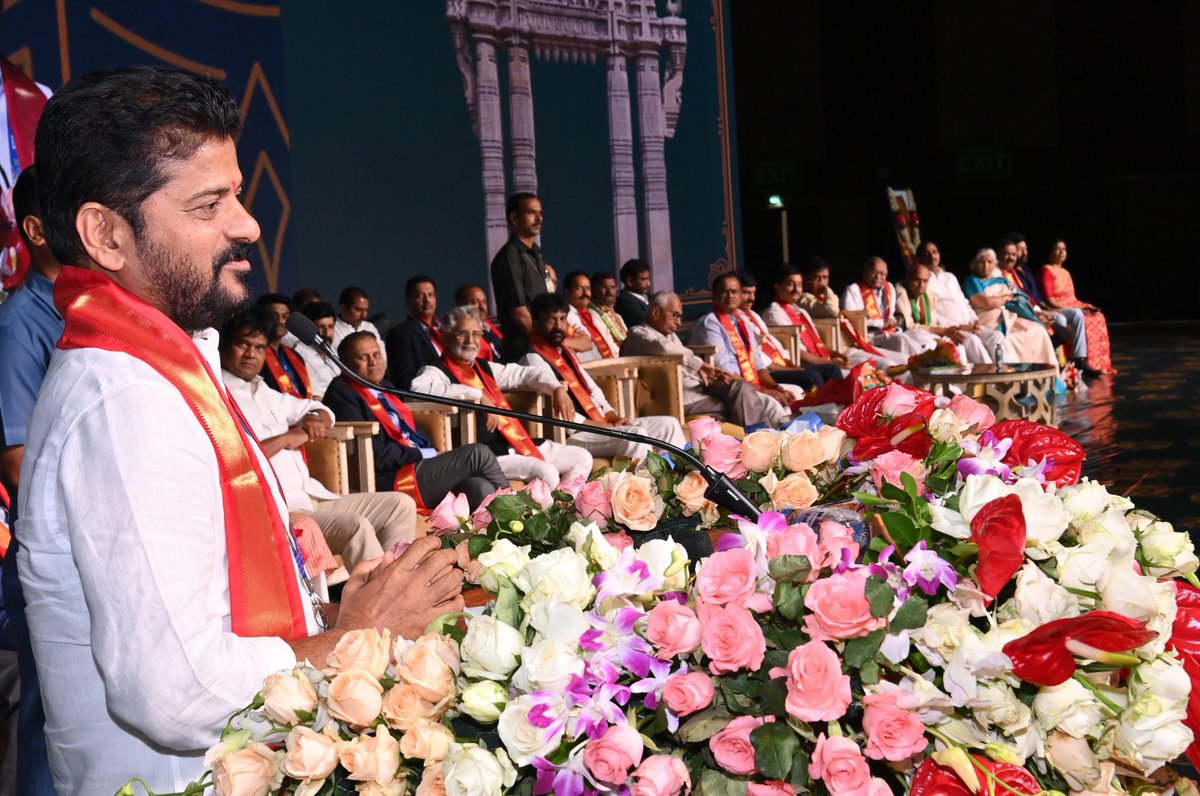 TelanganaCMO's tweet photo. #Hyderabad నగరాన్ని విశ్వనగరంగా తీర్చిదిద్దడానికి అవసరమైన ప్రణాళికలో ప్రతి ఒక్కరి భాగస్వామ్యాన్ని తమ ప్రభుత్వం ఆహ్వానిస్తుందని, ఇందులో ఎవరి పట్లా వివక్ష చూపబోదని ముఖ్యమంత్రి శ్రీ @revanth_anumula  చెప్పారు. #HICC లో @KammaGlobalKGF ఆధ్వర్యంలో జరిగిన గ్లోబల్ సమ్మిట్‌లో ముఖ్య అతిథిగా పాల్గొన్నారు.

* తెలంగాణలో ఎవరి పట్ల వివక్ష ఉండదని, అది ప్రజా ప్రభుత్వ విధానం కూడా కాదని అన్నారు. అన్ని కులాల పట్ల అపారమైన గౌరవం ఉందని, కమ్మ ప్రతినిధుల నైపుణ్యాలను ప్రోత్సహించడానికి ప్రభుత్వం సిద్ధంగా ఉందన్నారు.  ప్రతి ఒక్కరి కష్టానికి గుర్తింపు, అవకాశాలు ఉంటాయని తెలిపారు.

* జాతీయ స్థాయిలో తెలుగు వారి నాయకత్వం లేని లోటు స్పష్టంగా కనబడుతోందని పేర్కొన్నారు.  గతంలో పీవీ నరసింహారావుగారు, ఎన్టీఆర్ గారు, జైపాల్ రెడ్డిగారు, వెంకయ్య నాయుడుగారి లాంటి నాయకుల ప్రభావం ఢిల్లీలో స్పష్టంగా కనిపించేదని గుర్తు చేశారు. 

* జాతీయ స్థాయిలో తెలుగు వారు రాణించే విషయంలో కుల మతాలకు అతీతంగా అందరం కలిసికట్టుగా ప్రోత్సహించాల్సిన అవసరం ఉందని చెప్పారు. కమ్మ సంఘం కోసం వివాదంలో ఉన్న 5 ఎకరాల భూ సమస్యను ప్రభుత్వం పరిష్కరిస్తుందని హామీ ఇచ్చారు.
#kammaglobalfederation #TelanganaPrajaPrabhutwam