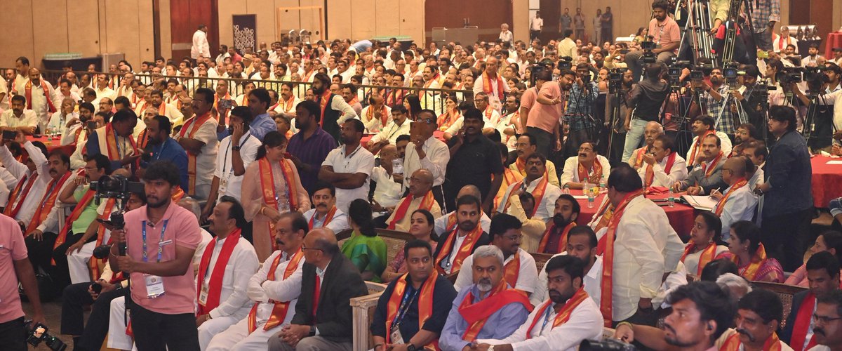 TelanganaCMO's tweet photo. #Hyderabad నగరాన్ని విశ్వనగరంగా తీర్చిదిద్దడానికి అవసరమైన ప్రణాళికలో ప్రతి ఒక్కరి భాగస్వామ్యాన్ని తమ ప్రభుత్వం ఆహ్వానిస్తుందని, ఇందులో ఎవరి పట్లా వివక్ష చూపబోదని ముఖ్యమంత్రి శ్రీ @revanth_anumula  చెప్పారు. #HICC లో @KammaGlobalKGF ఆధ్వర్యంలో జరిగిన గ్లోబల్ సమ్మిట్‌లో ముఖ్య అతిథిగా పాల్గొన్నారు.

* తెలంగాణలో ఎవరి పట్ల వివక్ష ఉండదని, అది ప్రజా ప్రభుత్వ విధానం కూడా కాదని అన్నారు. అన్ని కులాల పట్ల అపారమైన గౌరవం ఉందని, కమ్మ ప్రతినిధుల నైపుణ్యాలను ప్రోత్సహించడానికి ప్రభుత్వం సిద్ధంగా ఉందన్నారు.  ప్రతి ఒక్కరి కష్టానికి గుర్తింపు, అవకాశాలు ఉంటాయని తెలిపారు.

* జాతీయ స్థాయిలో తెలుగు వారి నాయకత్వం లేని లోటు స్పష్టంగా కనబడుతోందని పేర్కొన్నారు.  గతంలో పీవీ నరసింహారావుగారు, ఎన్టీఆర్ గారు, జైపాల్ రెడ్డిగారు, వెంకయ్య నాయుడుగారి లాంటి నాయకుల ప్రభావం ఢిల్లీలో స్పష్టంగా కనిపించేదని గుర్తు చేశారు. 

* జాతీయ స్థాయిలో తెలుగు వారు రాణించే విషయంలో కుల మతాలకు అతీతంగా అందరం కలిసికట్టుగా ప్రోత్సహించాల్సిన అవసరం ఉందని చెప్పారు. కమ్మ సంఘం కోసం వివాదంలో ఉన్న 5 ఎకరాల భూ సమస్యను ప్రభుత్వం పరిష్కరిస్తుందని హామీ ఇచ్చారు.
#kammaglobalfederation #TelanganaPrajaPrabhutwam