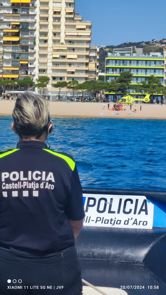 platjaropolicia's tweet photo. Col·laborem amb @semgencat per a facilitar l'aterratge de l'helicòpter a la platja gran i l'atenció a una persona amb aturada cardiorespiratòria.
Un cop estabilitzada, ha estat traslladada a l'Hospital Josep Trueta de Girona.

#apropteu https://t.co/lvQl3JjIHi