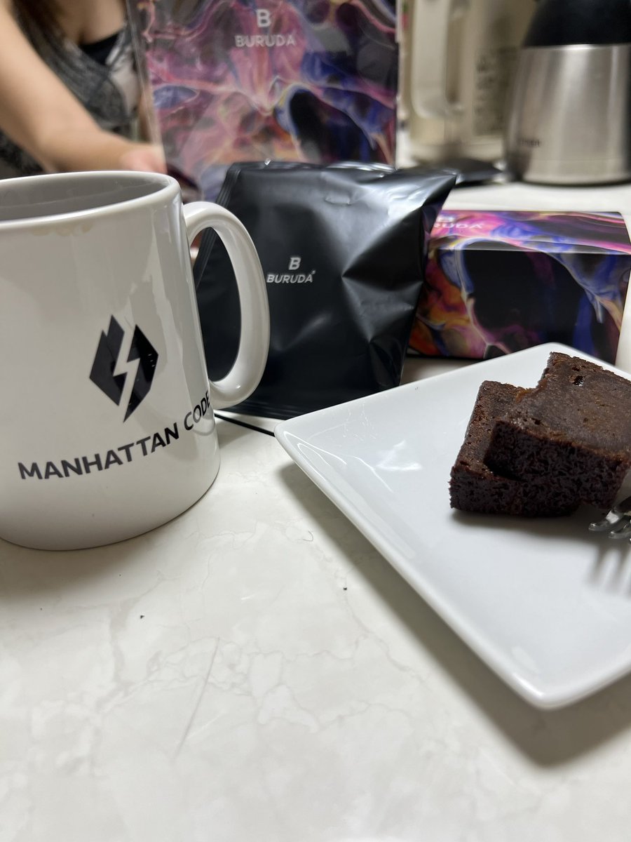 MHTcode_Alex's tweet photo. Amazonで注文できるのマジ嬉しい🍰
#BURUDA #日本で5本の指に入るチョコレートケーキ https://t.co/BsEqK8z7Af