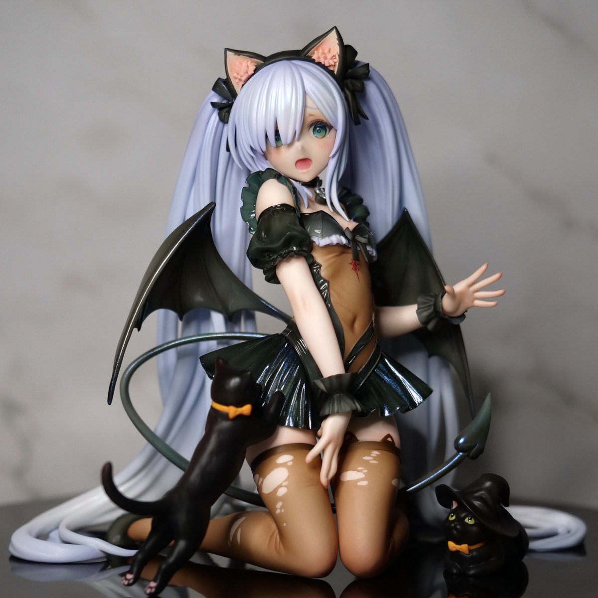 ジェーナス🐈‍⬛（怖がりのランタンナイトver.）完成しました！！🎃👻久々の自分用です🤤

今回の夏WFにて原型師のちかいさん<a href="/chikaiDD/">ちかい</a>卓で再販されるので気になった方は是非🥳小さいけどめっちゃ可愛いですよ〜✨
リプ欄に別アングル↓（1/3）

#ジェーナス
#アズールレーン