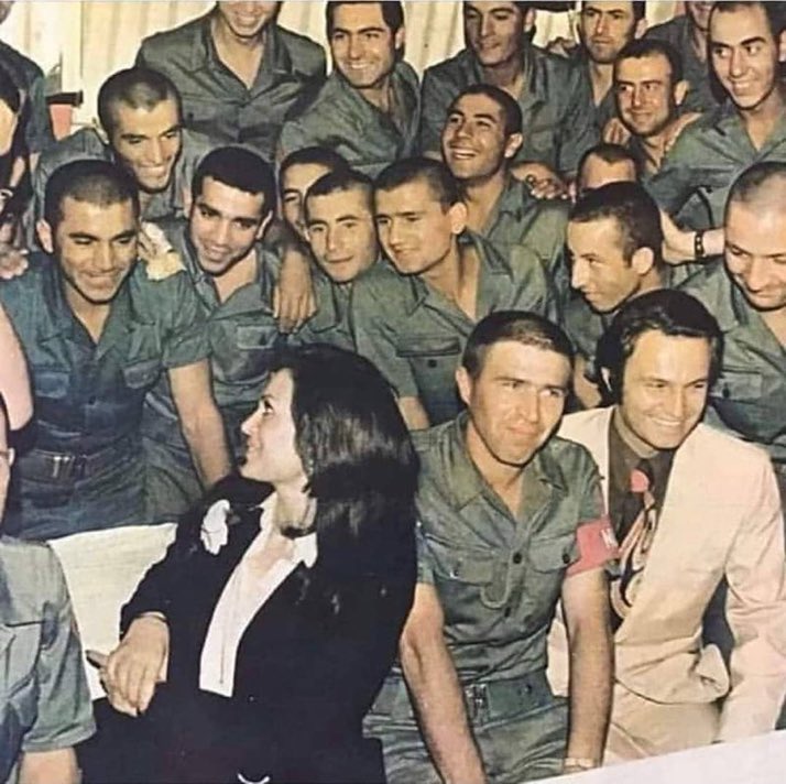 1974; Türkan Şoray ve Ediz Hun, #KıbrısBarışHarekatı’na katılan Mehmetçiklerle beraber.