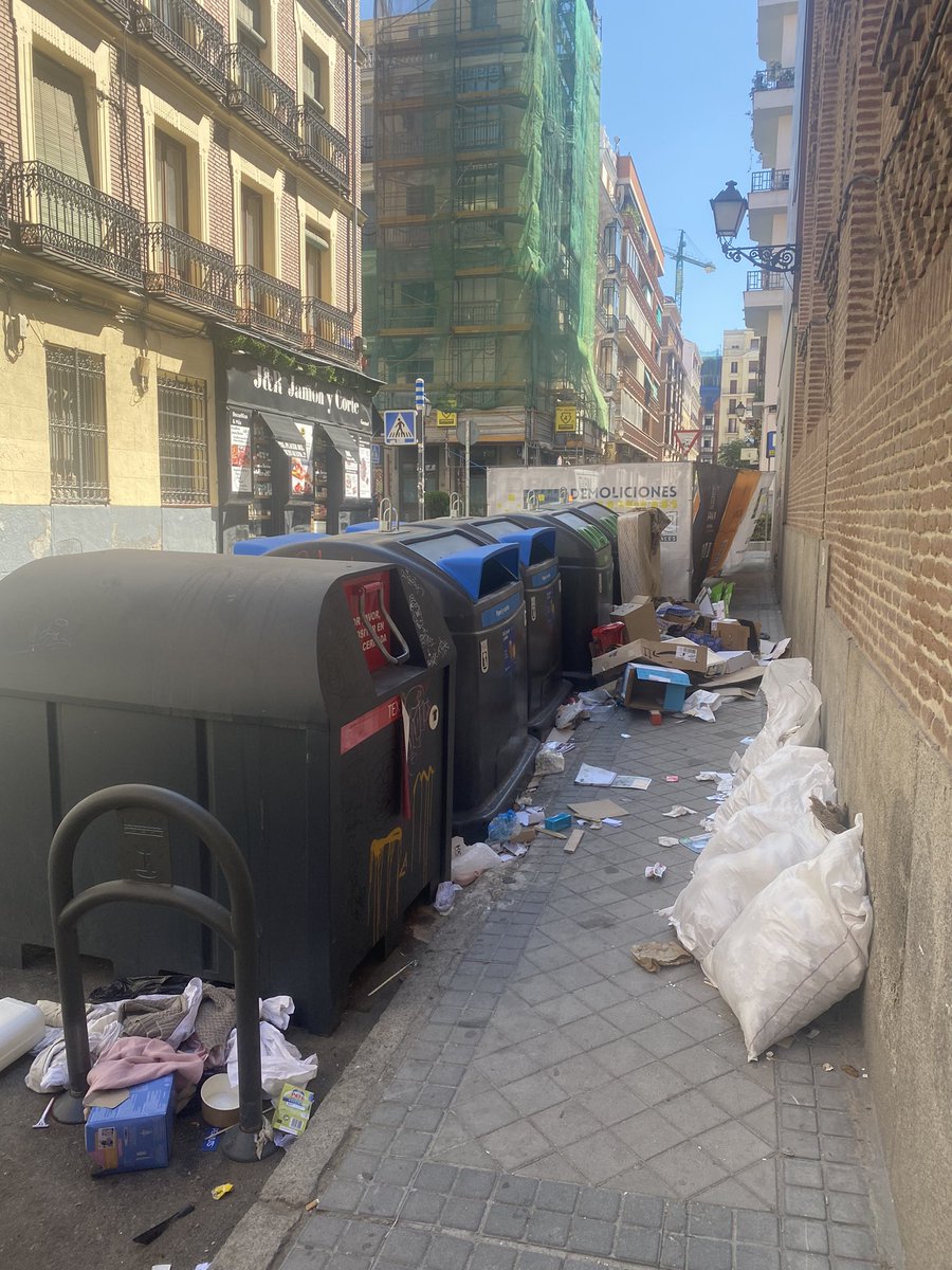 CAntaRedondo's tweet photo. Este es el aspecto de Raimundo Lulio esquina Juan de Austria. @MADRID @Munimadrid_es @Lineamadrid https://t.co/1E8z3uq3EG