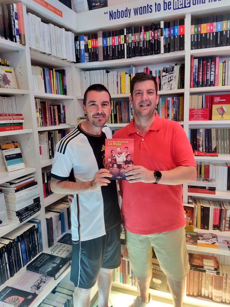 Hoy hemos tenido el placer de tener una charla sobre 'Los guardianes de la roja' el nuevo libro de <a href="/DlaRosaFC/">DelaRosafc</a> y que edita <a href="/libroslaberinto/">Librería El Laberinto</a>.

Antonio nos analiza todos los porteros que han defendido a la <a href="/SEFutbol/">Selección Española Masculina de Fútbol</a> y además nos cuenta anécdotas sobre ellos.

Prólogo de <a href="/futbolycine/">Carlos Marañón</a>