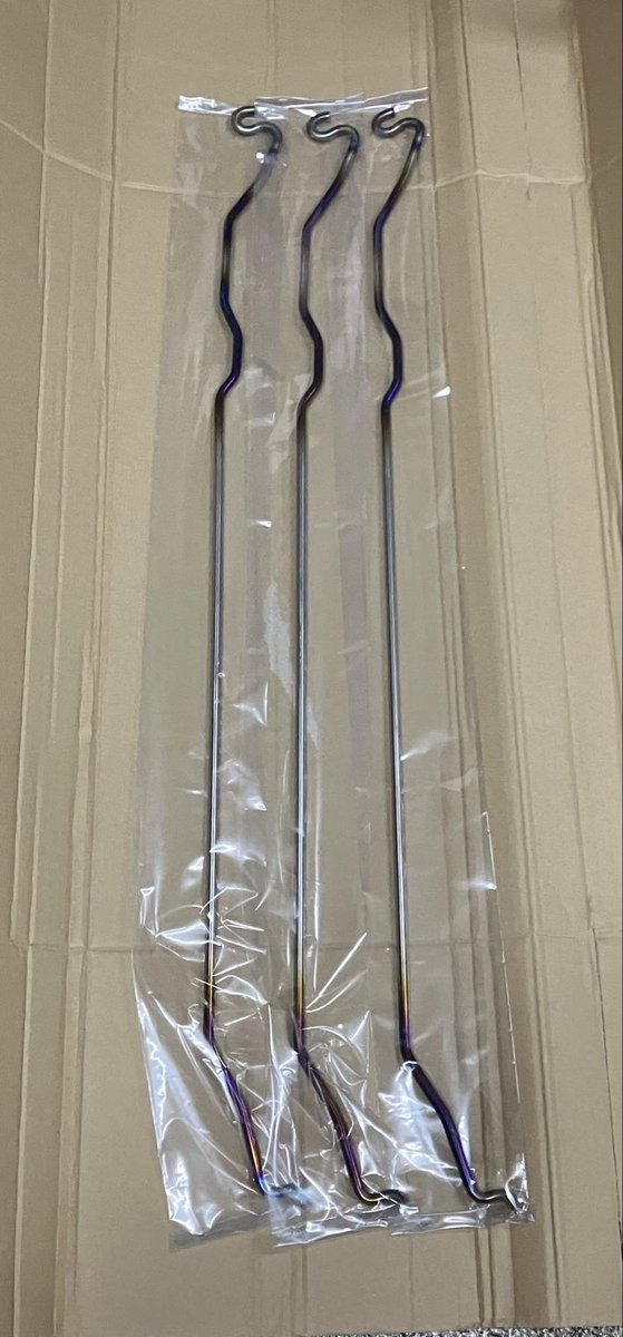 SUGAMAX_sp's tweet photo. 今回SUGAMAXオリジナルシリーズに新たに仲間入りしたのは！！！
R34チタン製ボンネットフードロッド！

前回の投稿から正解した方おめでとうございます！

詳細はこちらから↓

https://t.co/bEmqTXDiAm

お問い合わせお待ちしております！ https://t.co/qpWLeJbHTq