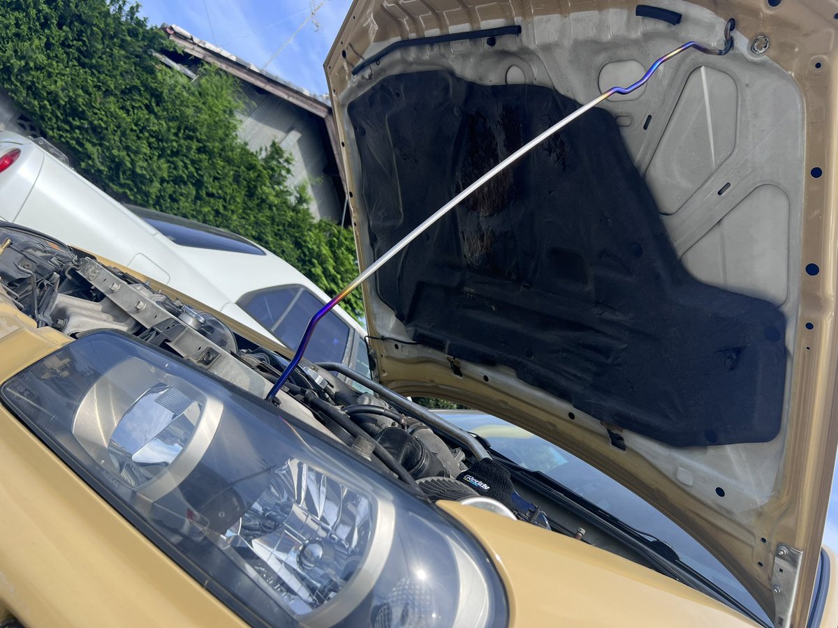 SUGAMAX_sp's tweet photo. 今回SUGAMAXオリジナルシリーズに新たに仲間入りしたのは！！！
R34チタン製ボンネットフードロッド！

前回の投稿から正解した方おめでとうございます！

詳細はこちらから↓

https://t.co/bEmqTXDiAm

お問い合わせお待ちしております！ https://t.co/qpWLeJbHTq