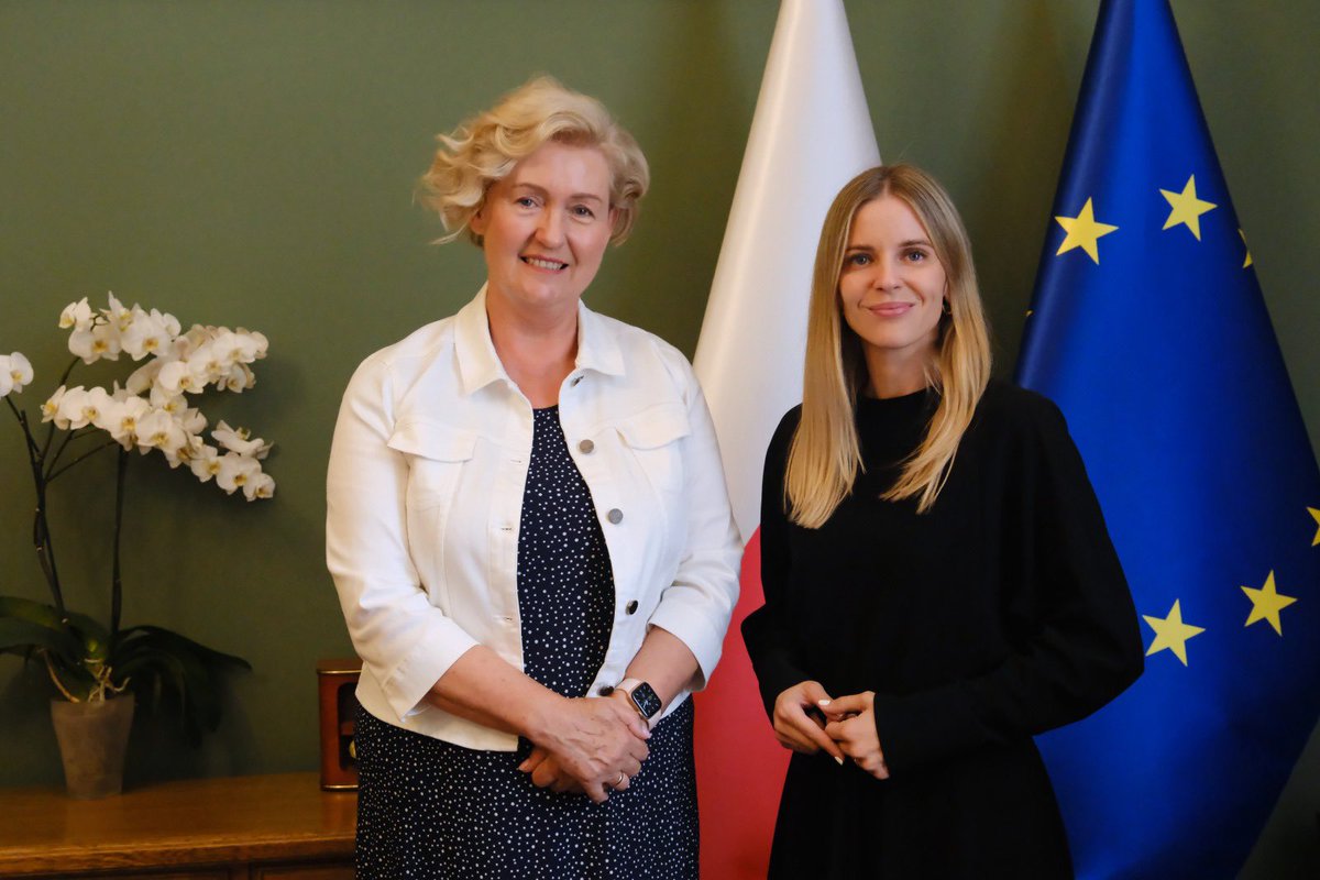 AGajewska's tweet photo. Wizyta w Krakowie to także spotkanie z przedsiębiorcami oraz gminami, w których obecnie nie funkcjonuje żadna forma opieki dla dzieci w wieku do lat 3. 

Przedstawiliśmy nasz nowy program „Pierwszy dzienny opiekun w gminie”. https://t.co/PvvRCCjDAZ