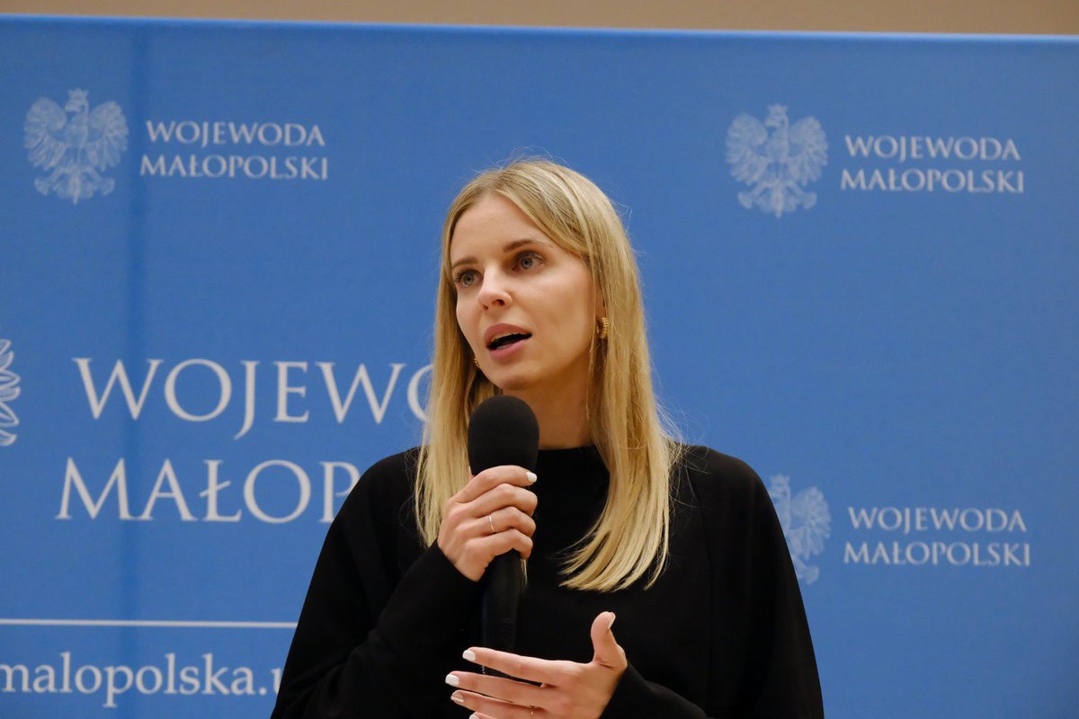 AGajewska's tweet photo. Wizyta w Krakowie to także spotkanie z przedsiębiorcami oraz gminami, w których obecnie nie funkcjonuje żadna forma opieki dla dzieci w wieku do lat 3. 

Przedstawiliśmy nasz nowy program „Pierwszy dzienny opiekun w gminie”. https://t.co/PvvRCCjDAZ