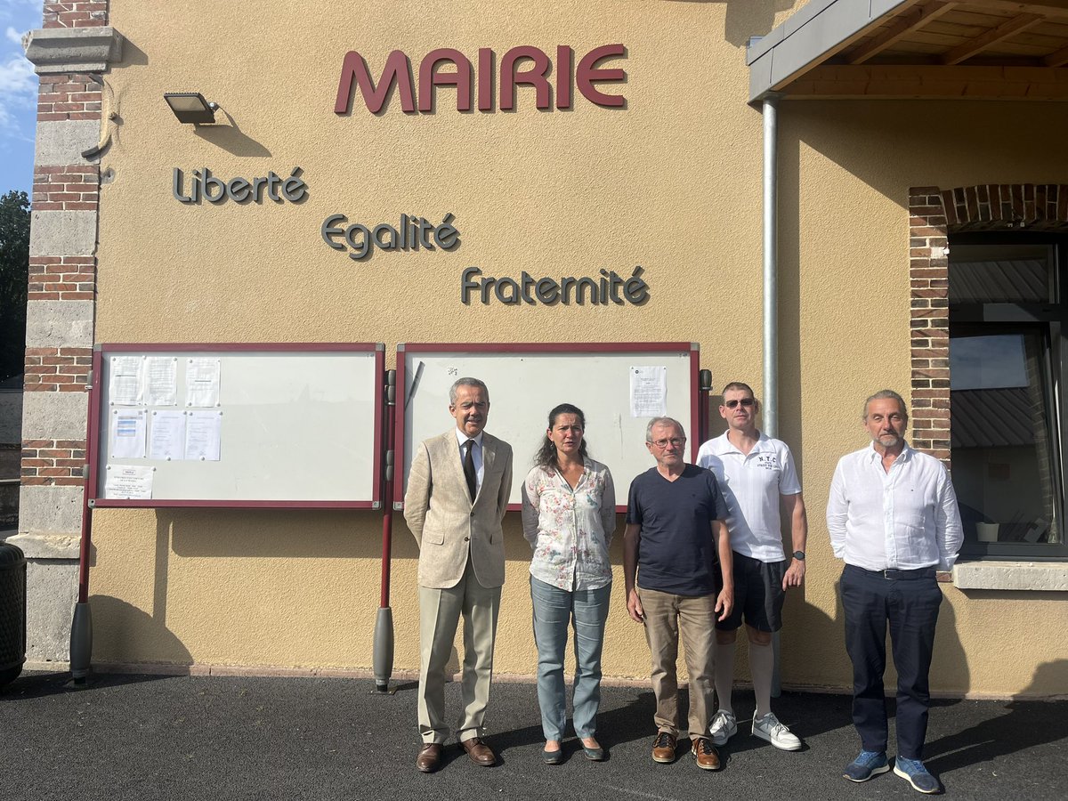 Prefet28's tweet photo. Vendredi 16 juillet, Hervé JONATHAN, Préfet d’Eure-et-Loir, a visité la commune de Theuville, à l’invitation de Madame Emilie GUILLEMIN, Maire et de ses adjoints.

Lors de cette visite, les projets passés et à venir de la commune ont été présentés :

 ⁃ La création de logements en centre bourg : un projet de la collectivité visant à revitaliser le cœur de la commune, en offrant des logements modernes et accessibles pour tous les habitants.

 ⁃ La création d’une nouvelle école : un projet ambitieux qui a été soutenu par l’État, avec une forte dimension éducative et environnementale. La nouvelle école, dont le Préfet a visité le site, améliore les conditions d’apprentissage des enfants et le cadre de travail des enseignants.

Ces projets s’inscrivent pleinement dans les priorités de l’État en matière de logement, d’éducation, de transition écologique et de dynamisation des centres-bourgs prévu par le plan France Ruralité. C’est pourquoi, l’État apporte son soutien financier à ces projets et appuie les initiatives des collectivités et des acteurs locaux.