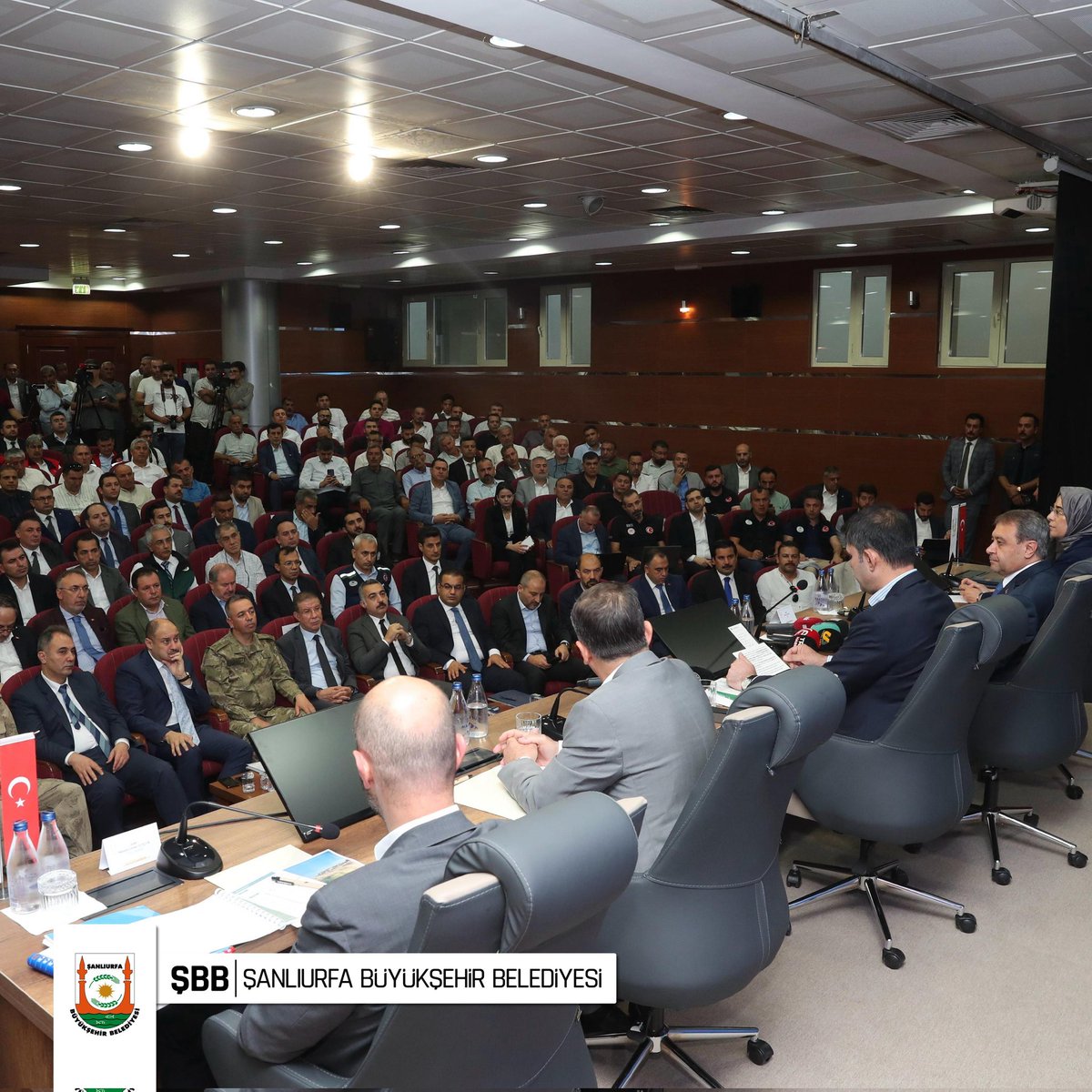 Başkanımız Mehmet Kasım Gülpınar, Çevre ve Şehircilik Bakanımız Murat Kurum'un başkanlığında Şanlıurfa Valiliğinde düzenlenen İl Koordinasyon Toplantısı'na  katıldı.

Başkan Gülpınar toplantıda, şehrimizin geleceği için önemli talepleri Bakan Kurum'a iletti. 

Şanlıurfa için