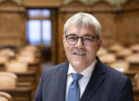 BurkhardtPhilip's tweet photo. #Nationalratspräsident Eric Nussbaumer fordert, dass die "politische #Bildung" in den Schweizer #Schulen gestärkt wird, um "#Europa besser zu verstehen", wie in der @CH_Wochenende sagt: "Es braucht europäisierte Demokratiekompetenz", stellt der @spschweiz-Nationalrat fest. (1/3) https://t.co/GdF6LxiYQ1