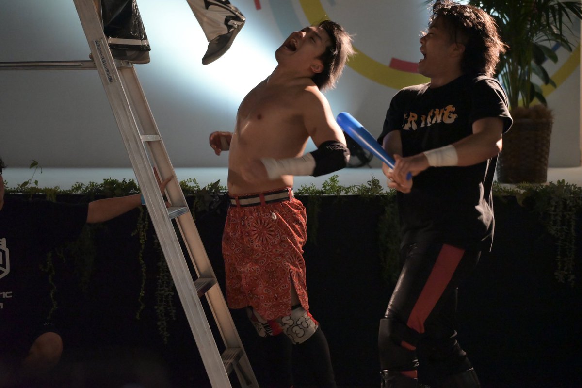 tkcm_gohan's tweet photo. #ddtpro
#路上プロレス
#高鹿佑也

気付いたら手にバット持ってた⚾️ https://t.co/OtYOYfP09s