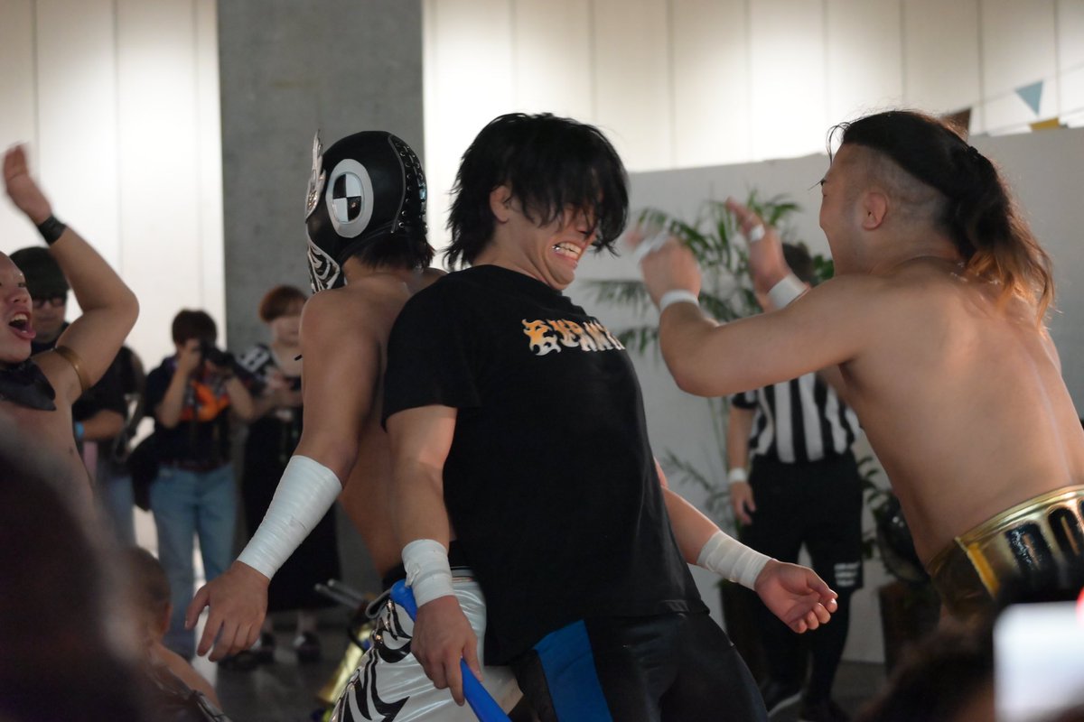 tkcm_gohan's tweet photo. #ddtpro
#路上プロレス
#高鹿佑也

気付いたら手にバット持ってた⚾️ https://t.co/OtYOYfP09s