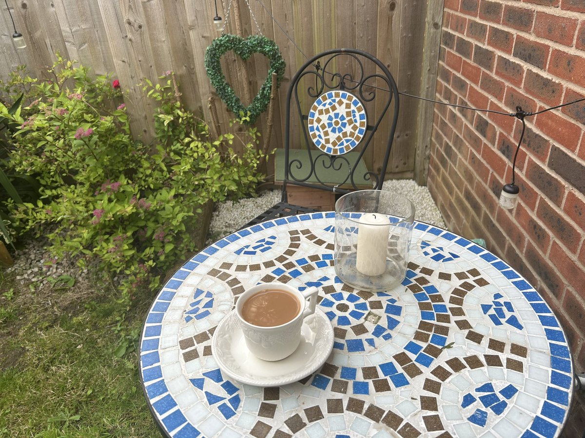 Just sneaked out for a moment or two to the jungle whilst the music plays on #thedawnchorus. Cuppa? There’s more in the teapot. Bit cooler this morning, phew! <a href="/SerenadeRadio/">Serenade Radio</a> -swing by when you can 😊📻 #happysaturday #serenaderadioUK