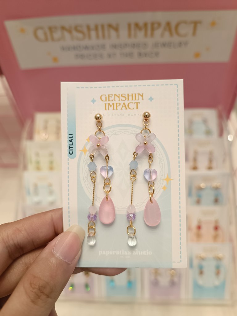 paperblissph's tweet photo. Hi friends! 🫶🏻 Here at Ayala Malls Manila Bay for Pre-Tanabata Festival ✨🩷 See you!! 

#OzineEventsPH #GenshinImpact #JewelryPH #GenshinImpactJewelry #handmadejewelry https://t.co/9SQ2GqQMy8