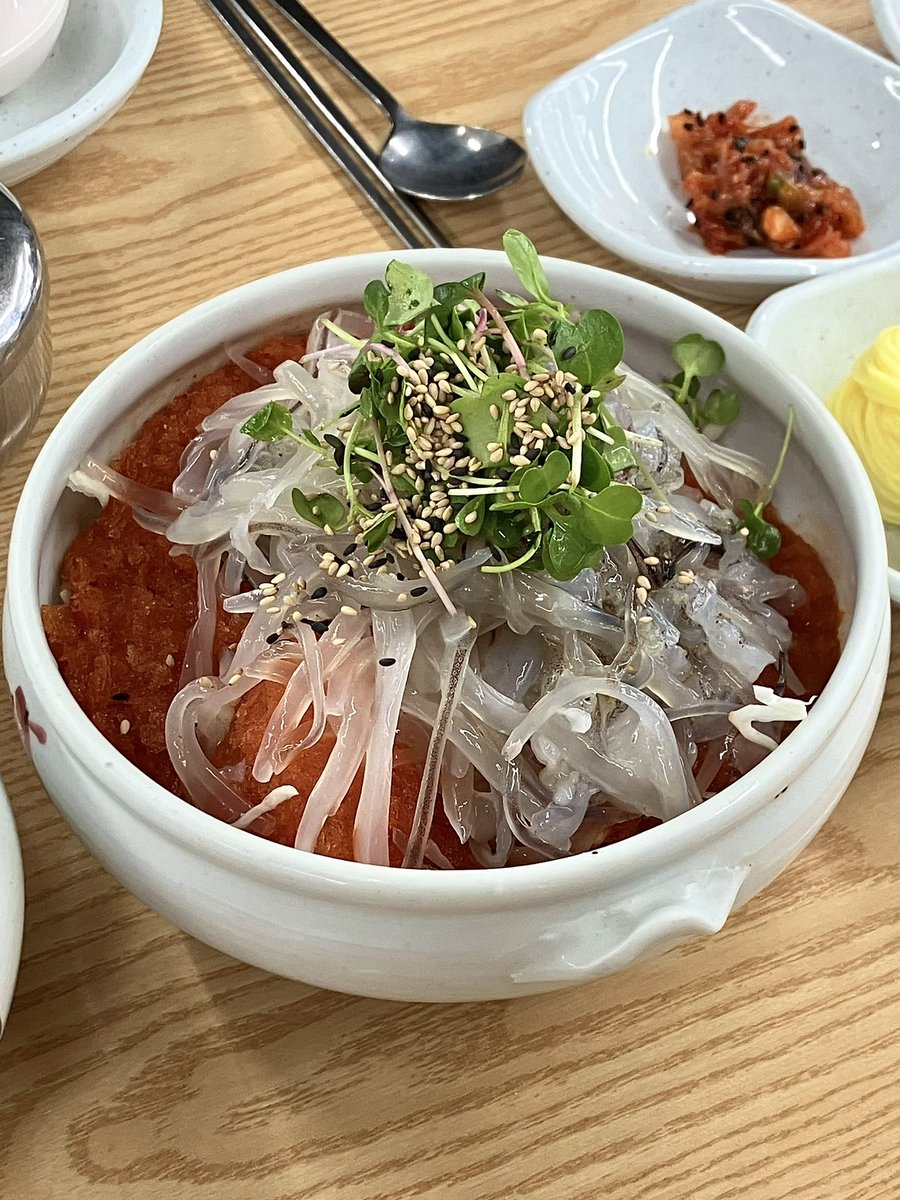 속초 항아리물회

모듬물회와 오징어물회
해산물 푸짐하고 오징어도 꼬들꼬득 ♡
사진은 없지만 섭국도 얼큰시원해서 좋았어용..