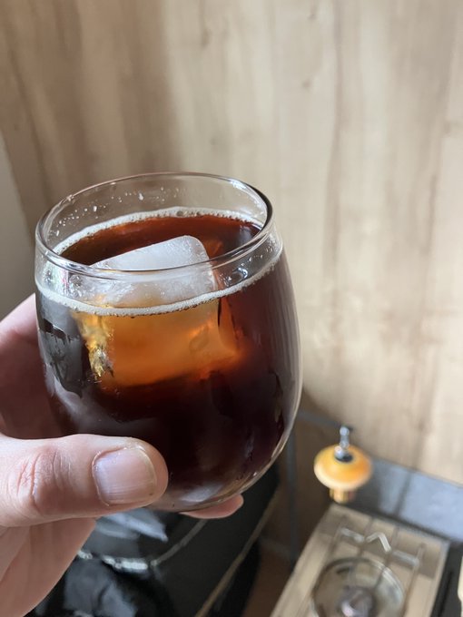 アイスコーヒー飲んだら明日本番の資格試験の対策しましょ 