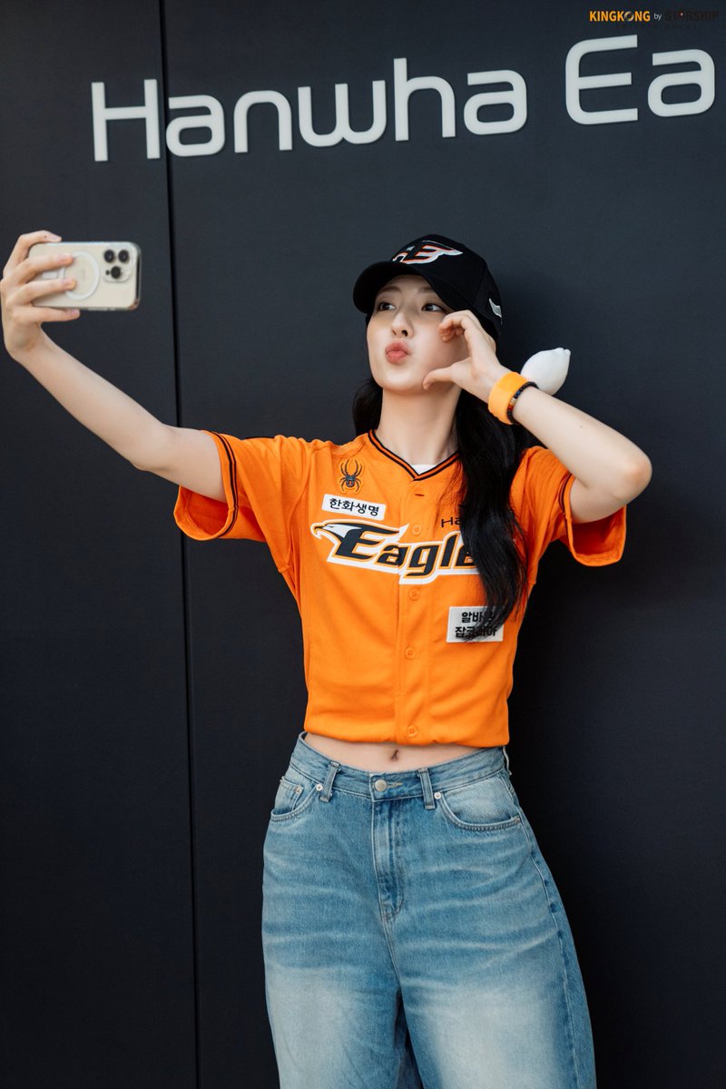 로 tweet media