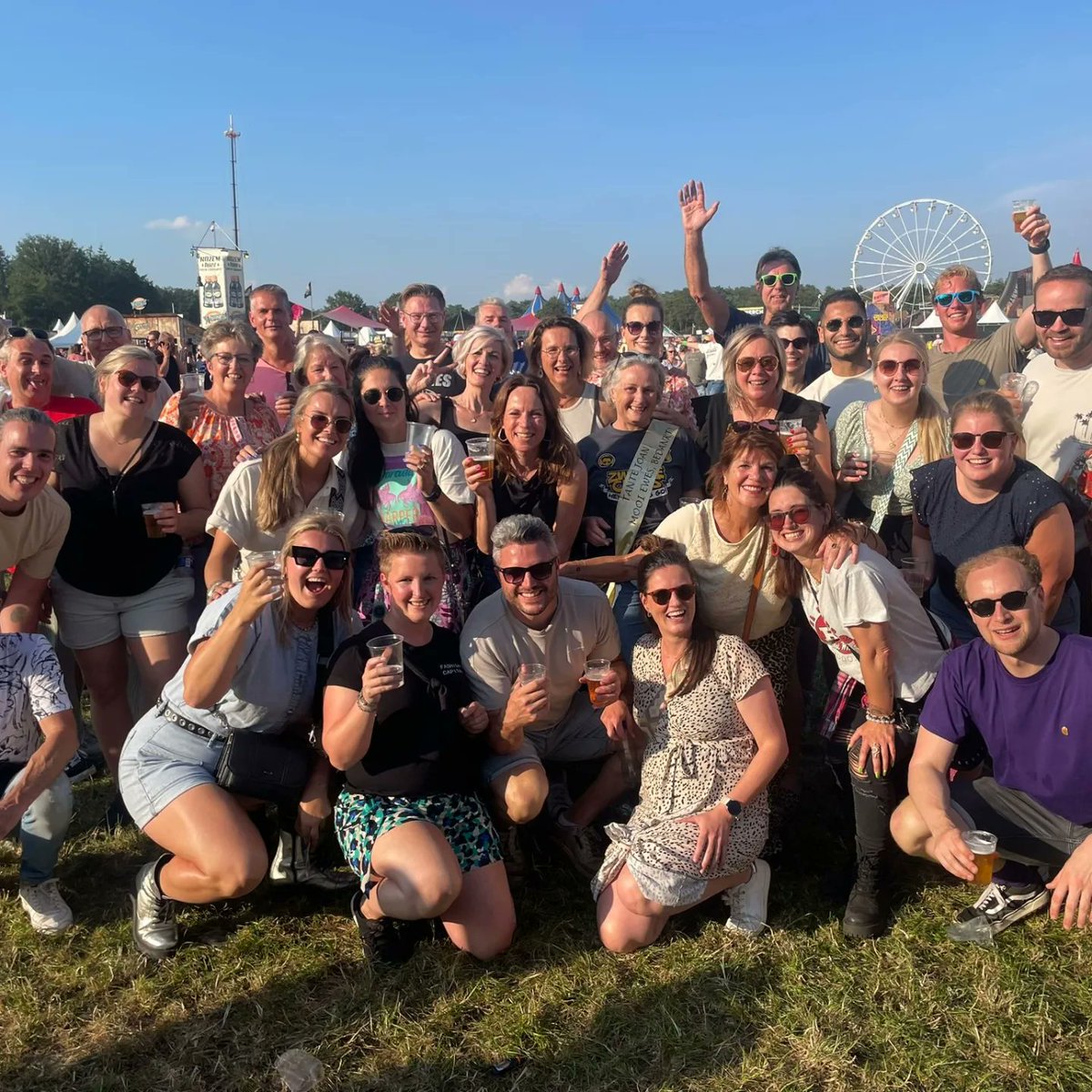 mevrlaarman's tweet photo. Bewogen jaar afgesloten met een dansje op de Zwarte Cross met een groot deel van mijn collega's! Nu vakantie!!! https://t.co/vUpiDwc8v6