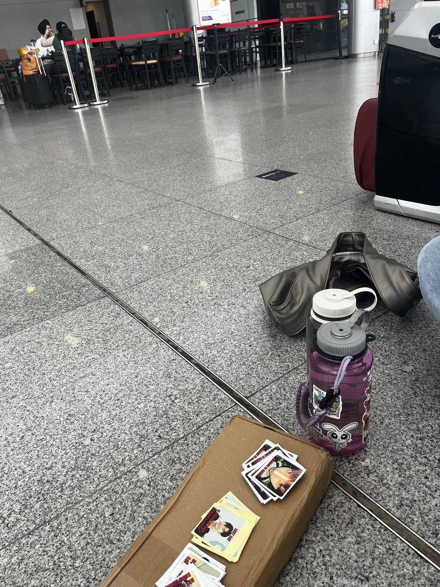 twotonzluvr's tweet photo. my friend and i are opposite subway!!! come find us
 #riizeinsg #riizingdayinsg https://t.co/azVd8VINpI